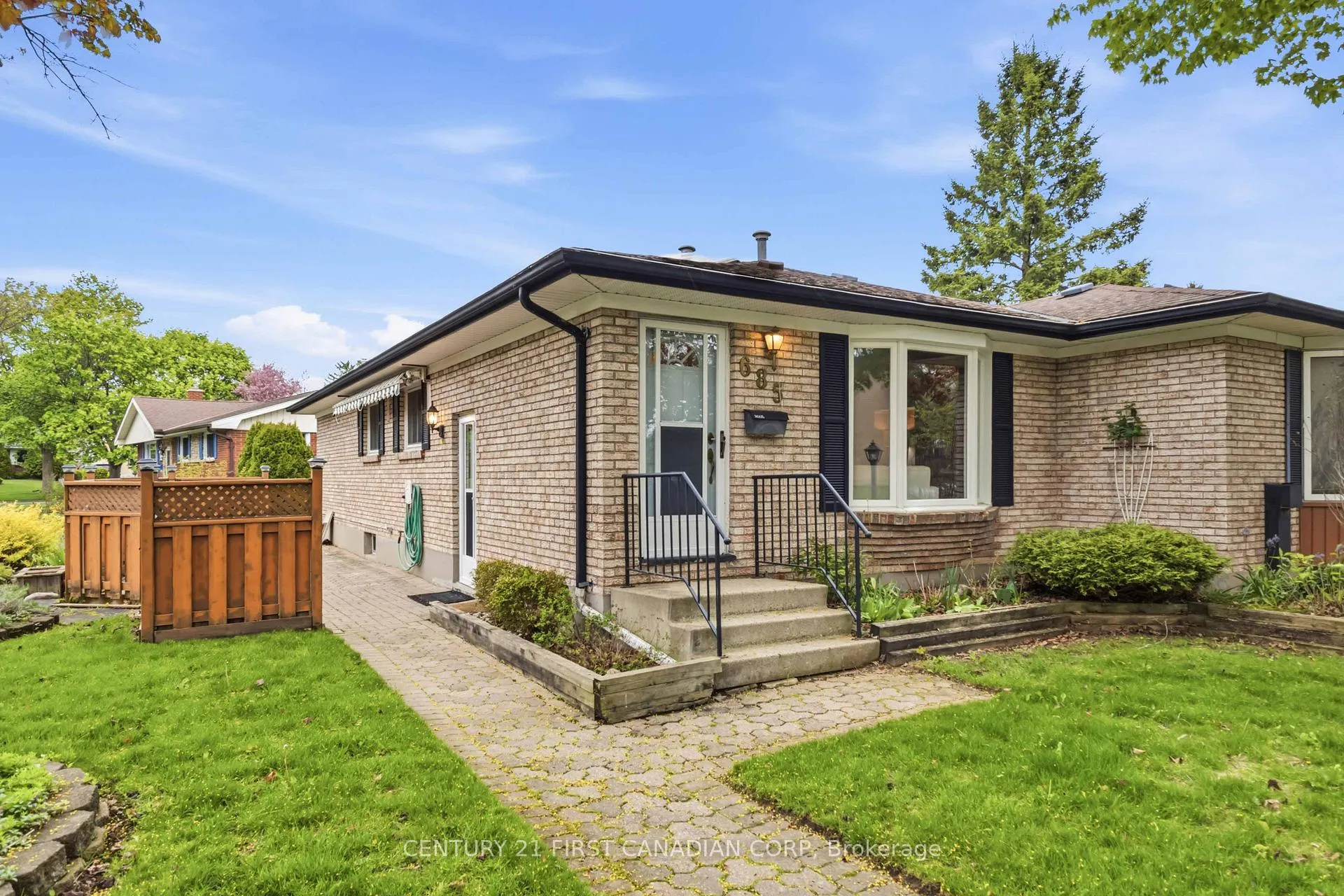 Photo 2 of 685 Ladybrook Crescent, London, South O — HOMEH