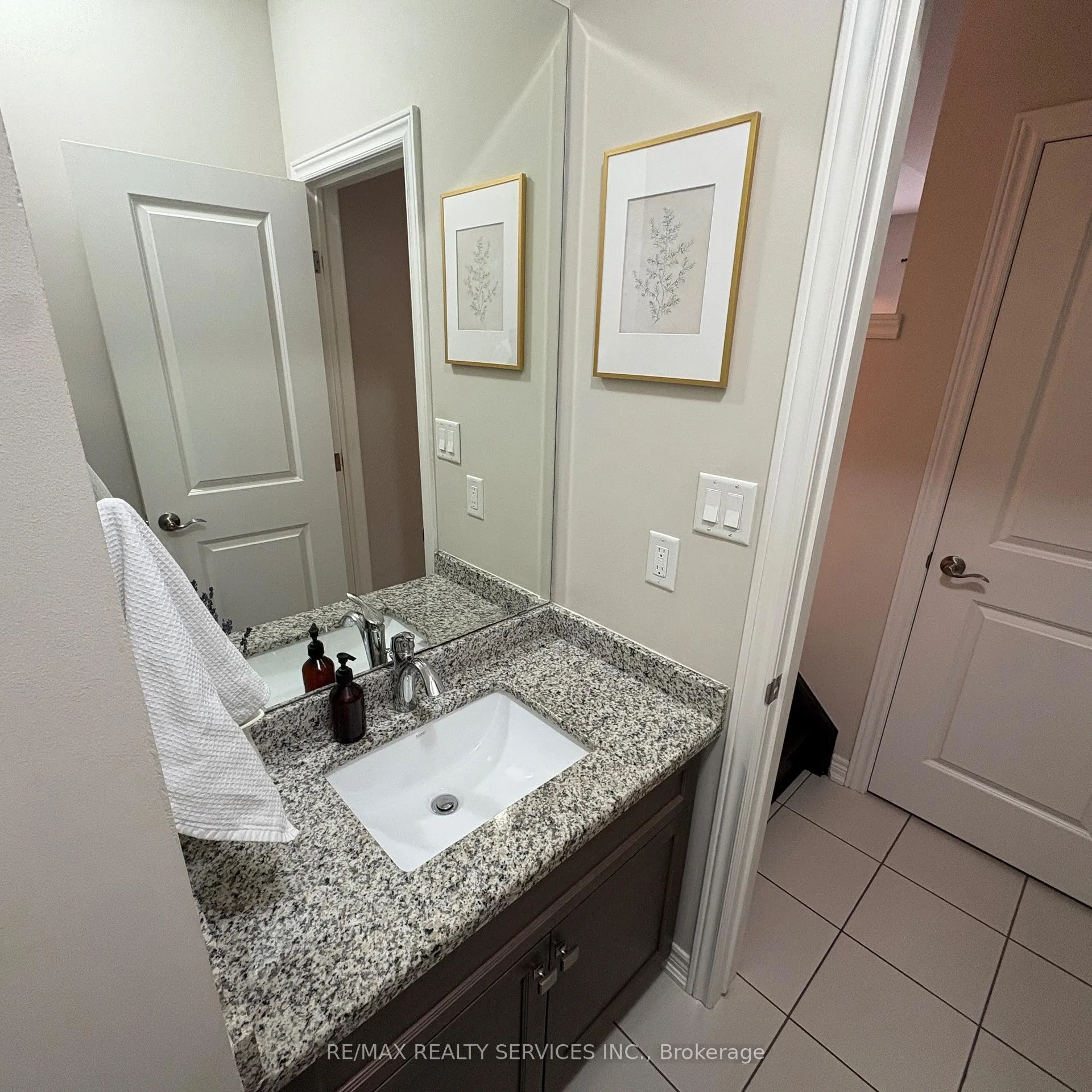 Photo 10 of 7 Sonoma Valley Crescent, Hamilton, Mewburn — HOMEH