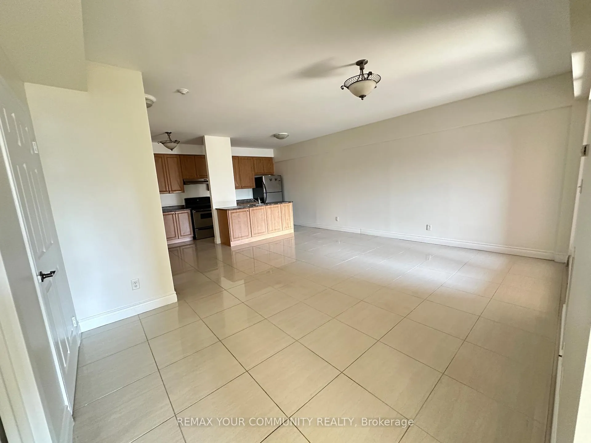 Photo 2 of Unit 305, 14961 Yonge Street, Aurora, Aurora Village — HOMEH