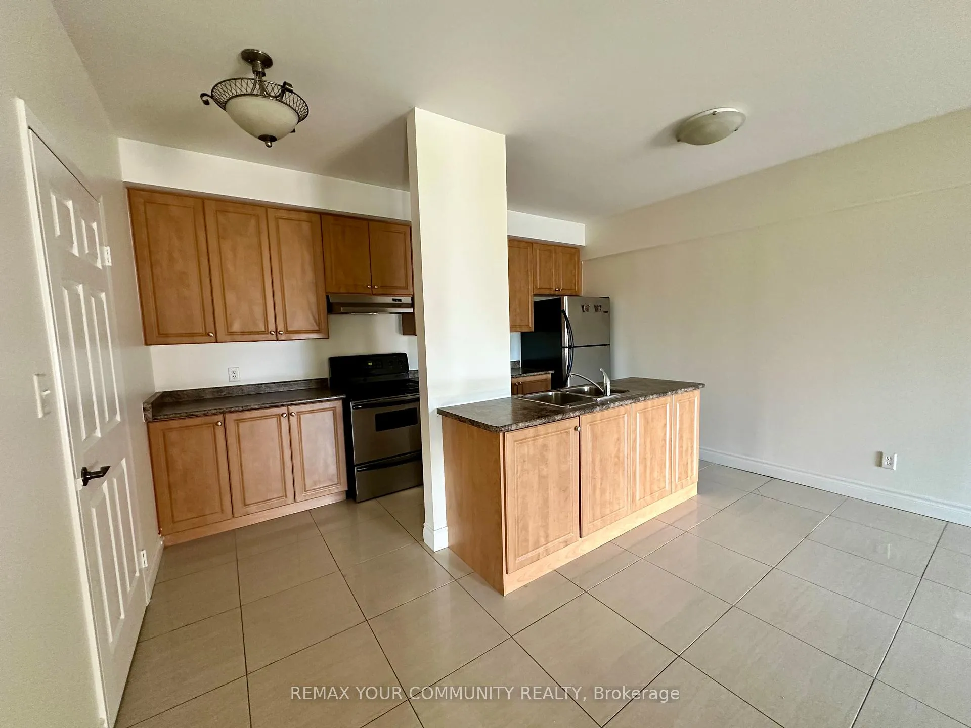 Photo 4 of Unit 305, 14961 Yonge Street, Aurora, Aurora Village — HOMEH