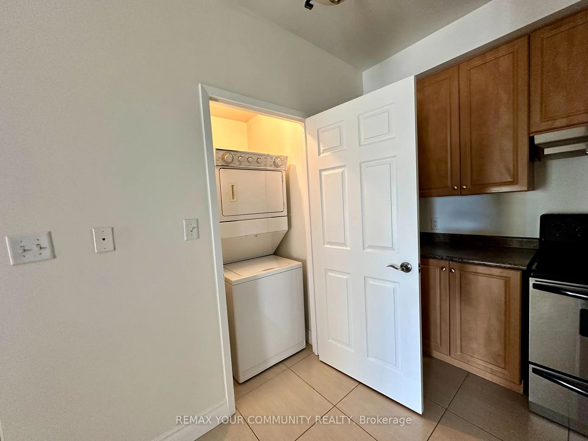 Photo 5 of Unit 305, 14961 Yonge Street, Aurora, Aurora Village — HOMEH
