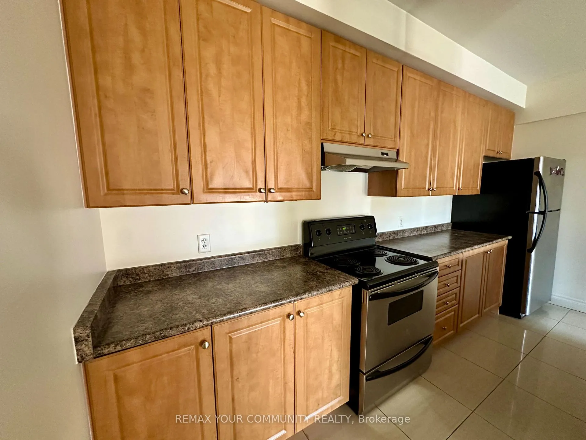Photo 6 of Unit 305, 14961 Yonge Street, Aurora, Aurora Village — HOMEH