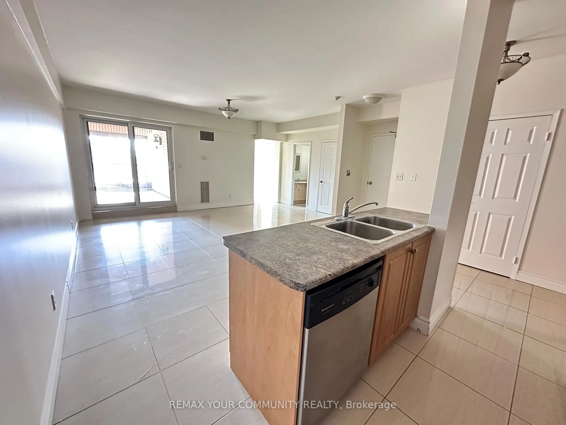 Photo 7 of Unit 305, 14961 Yonge Street, Aurora, Aurora Village — HOMEH