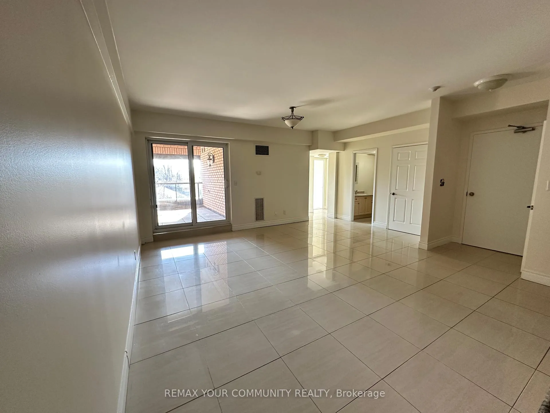 Photo 8 of Unit 305, 14961 Yonge Street, Aurora, Aurora Village — HOMEH