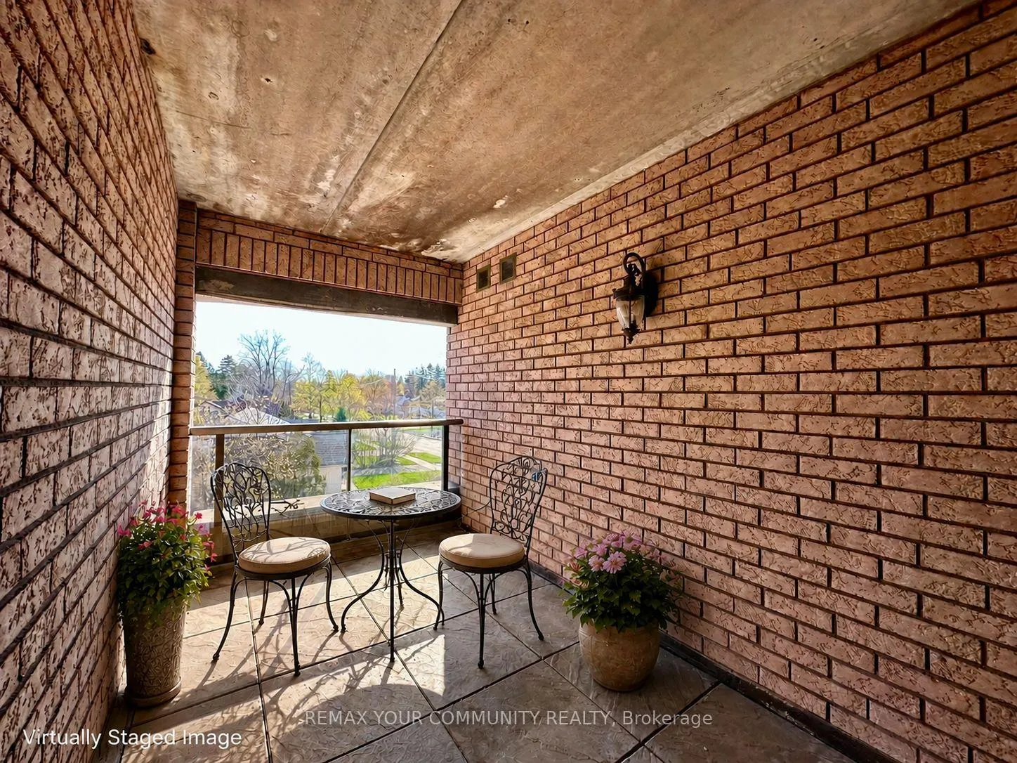 Photo 9 of Unit 305, 14961 Yonge Street, Aurora, Aurora Village — HOMEH