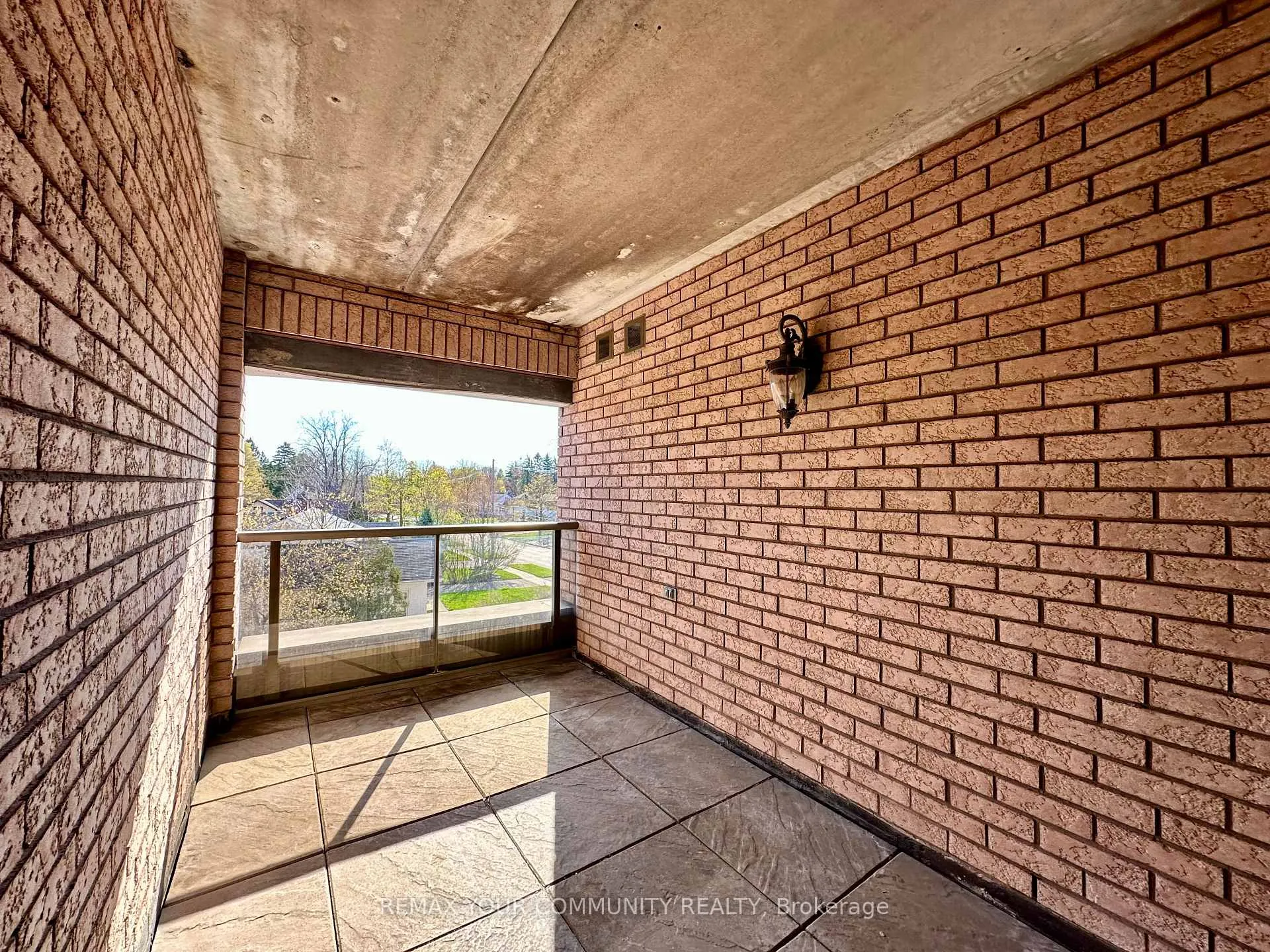 Photo 10 of Unit 305, 14961 Yonge Street, Aurora, Aurora Village — HOMEH