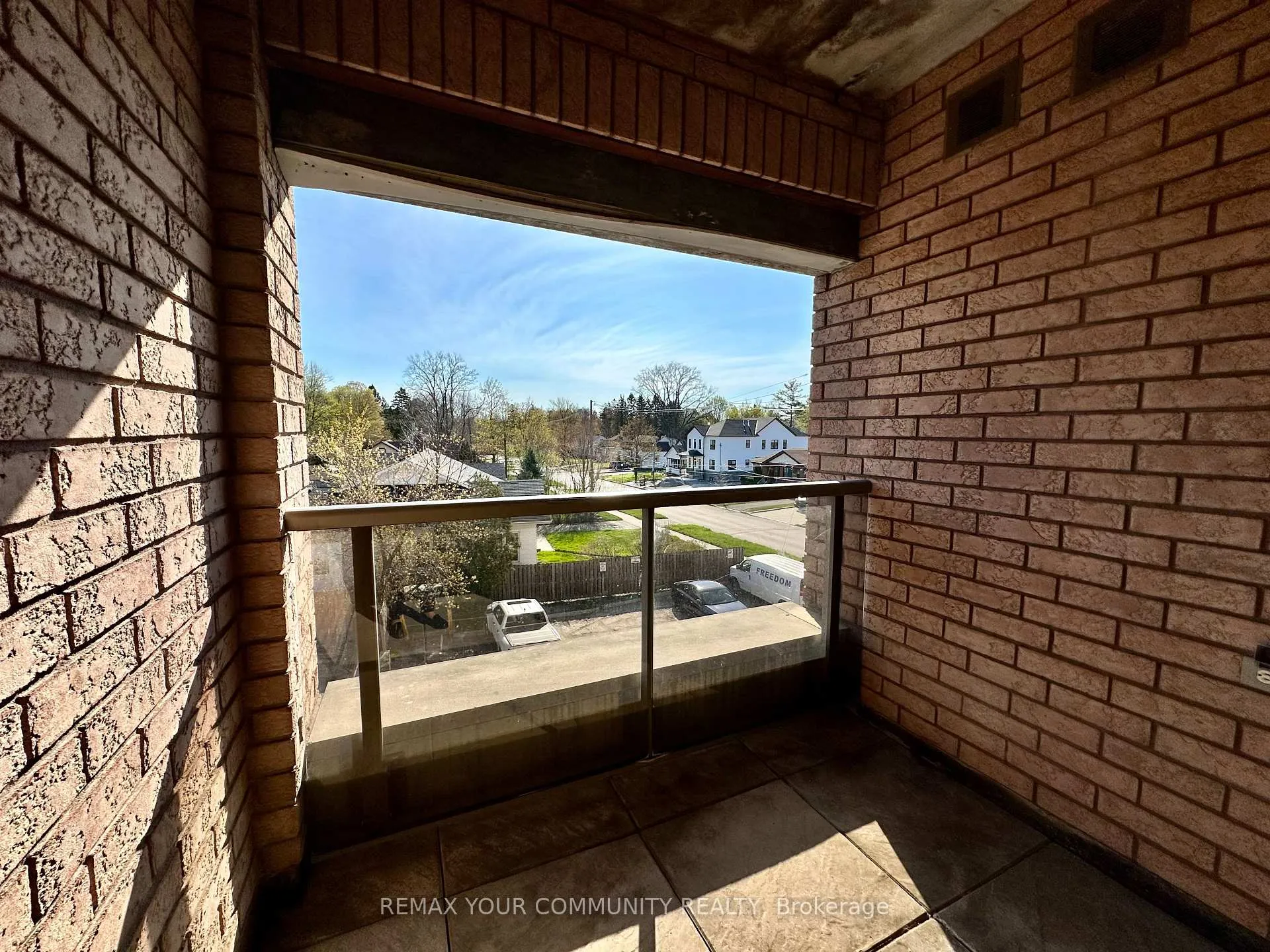 Photo 11 of Unit 305, 14961 Yonge Street, Aurora, Aurora Village — HOMEH