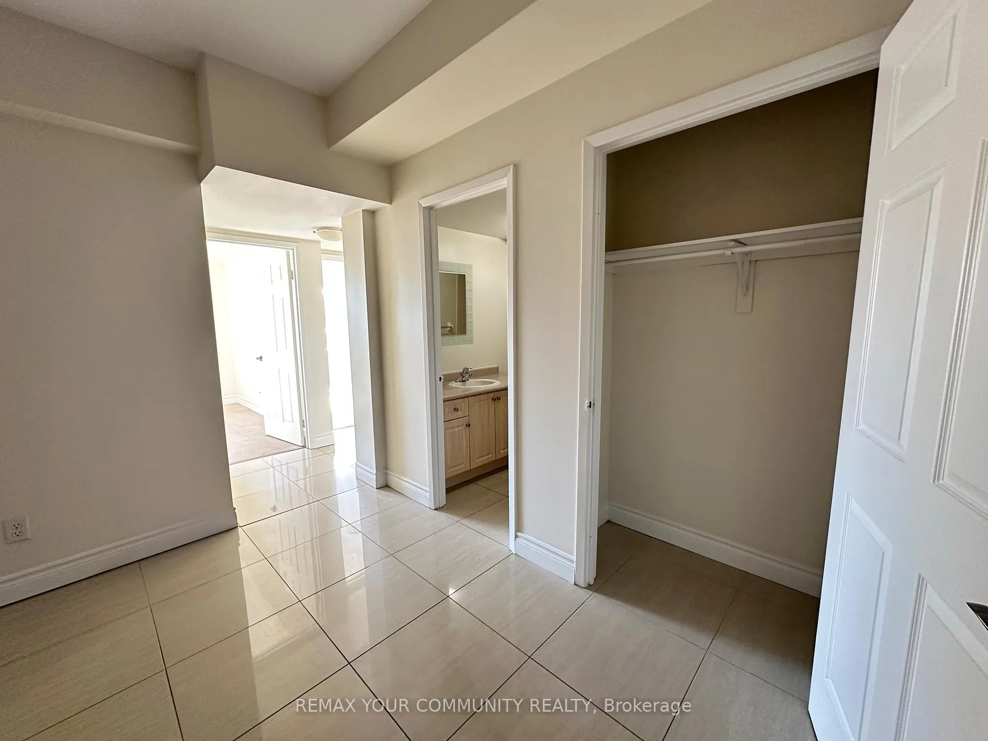 Photo 12 of Unit 305, 14961 Yonge Street, Aurora, Aurora Village — HOMEH
