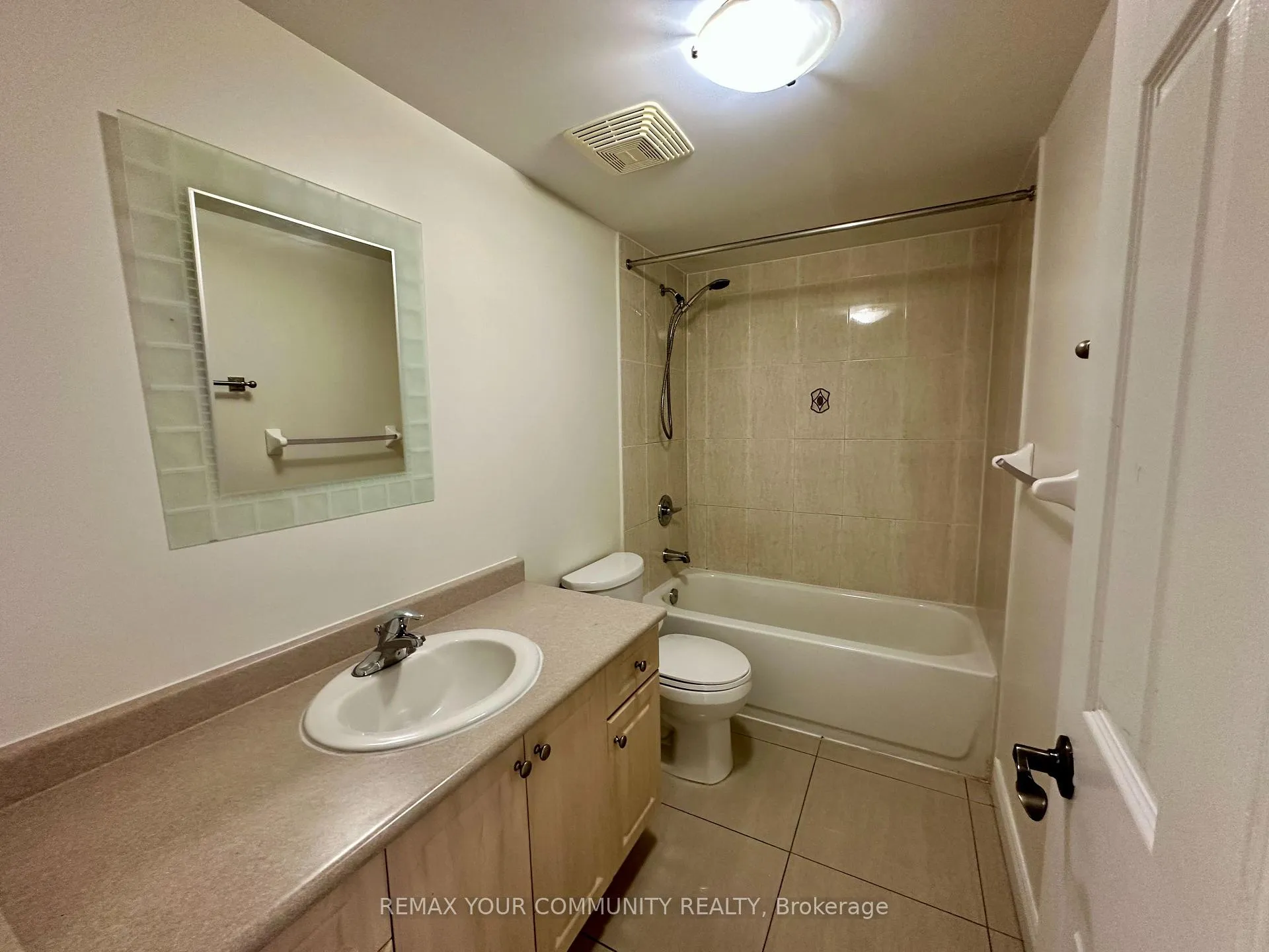 Photo 13 of Unit 305, 14961 Yonge Street, Aurora, Aurora Village — HOMEH