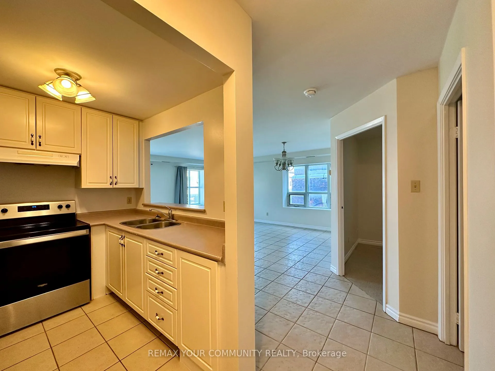 Photo 4 of Unit 201, 15207 Yonge Street, Aurora, Aurora Village — HOMEH