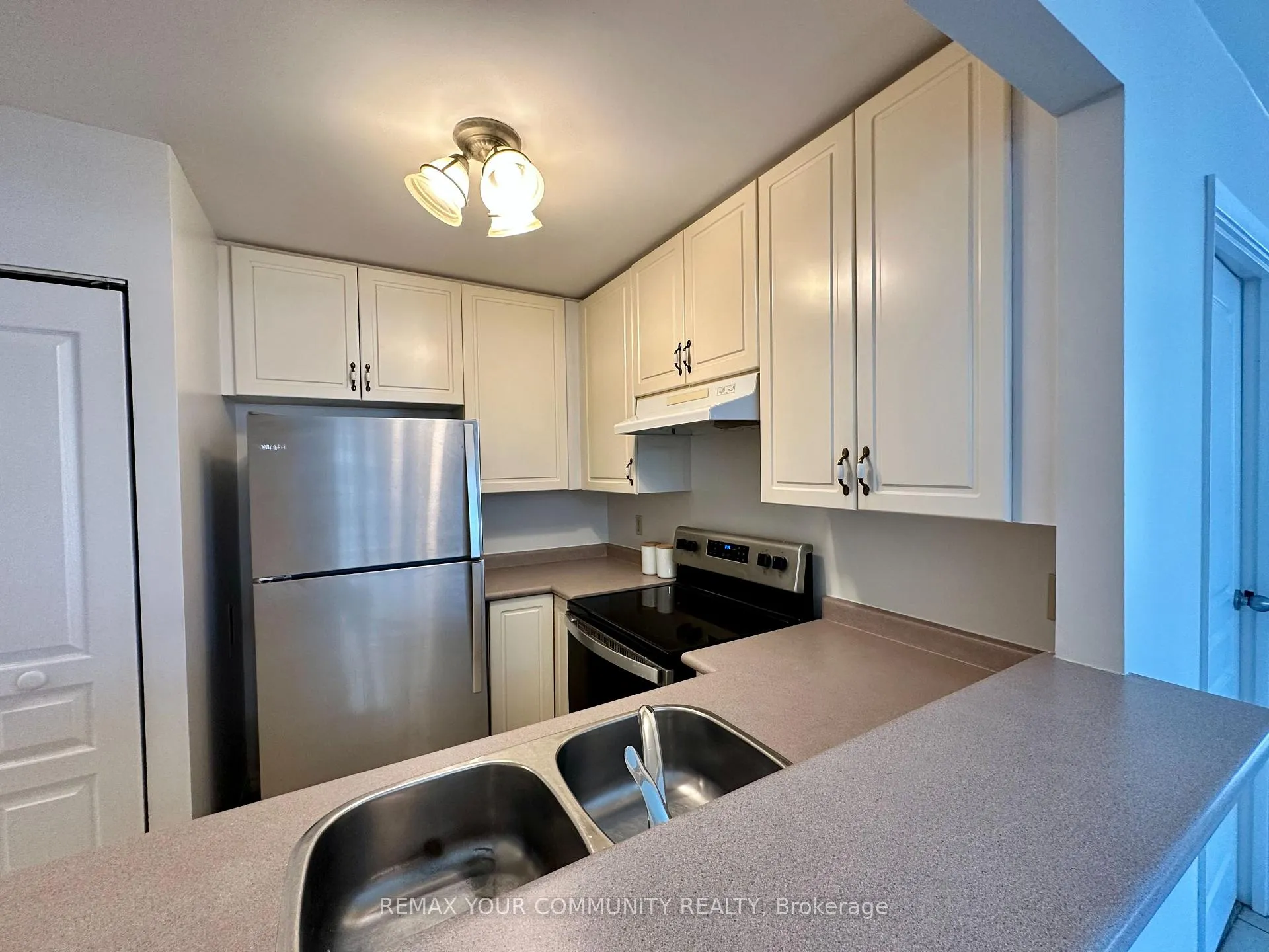 Photo 5 of Unit 201, 15207 Yonge Street, Aurora, Aurora Village — HOMEH