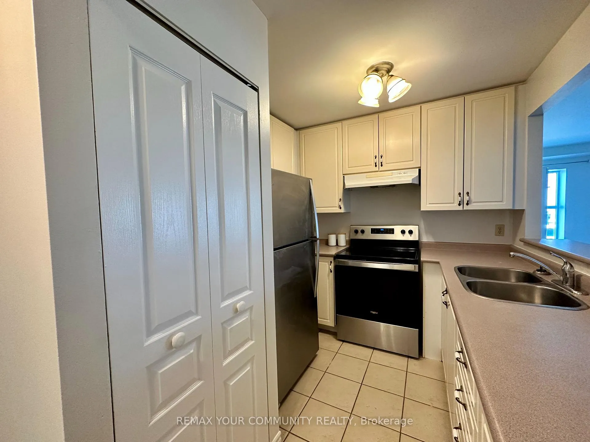 Photo 6 of Unit 201, 15207 Yonge Street, Aurora, Aurora Village — HOMEH