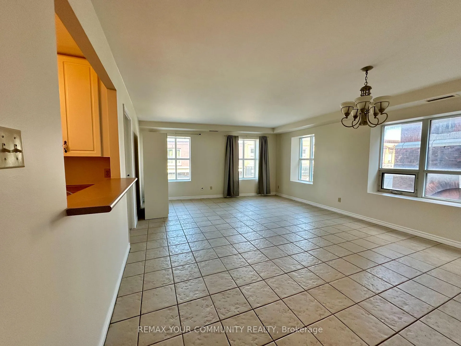 Photo 9 of Unit 201, 15207 Yonge Street, Aurora, Aurora Village — HOMEH