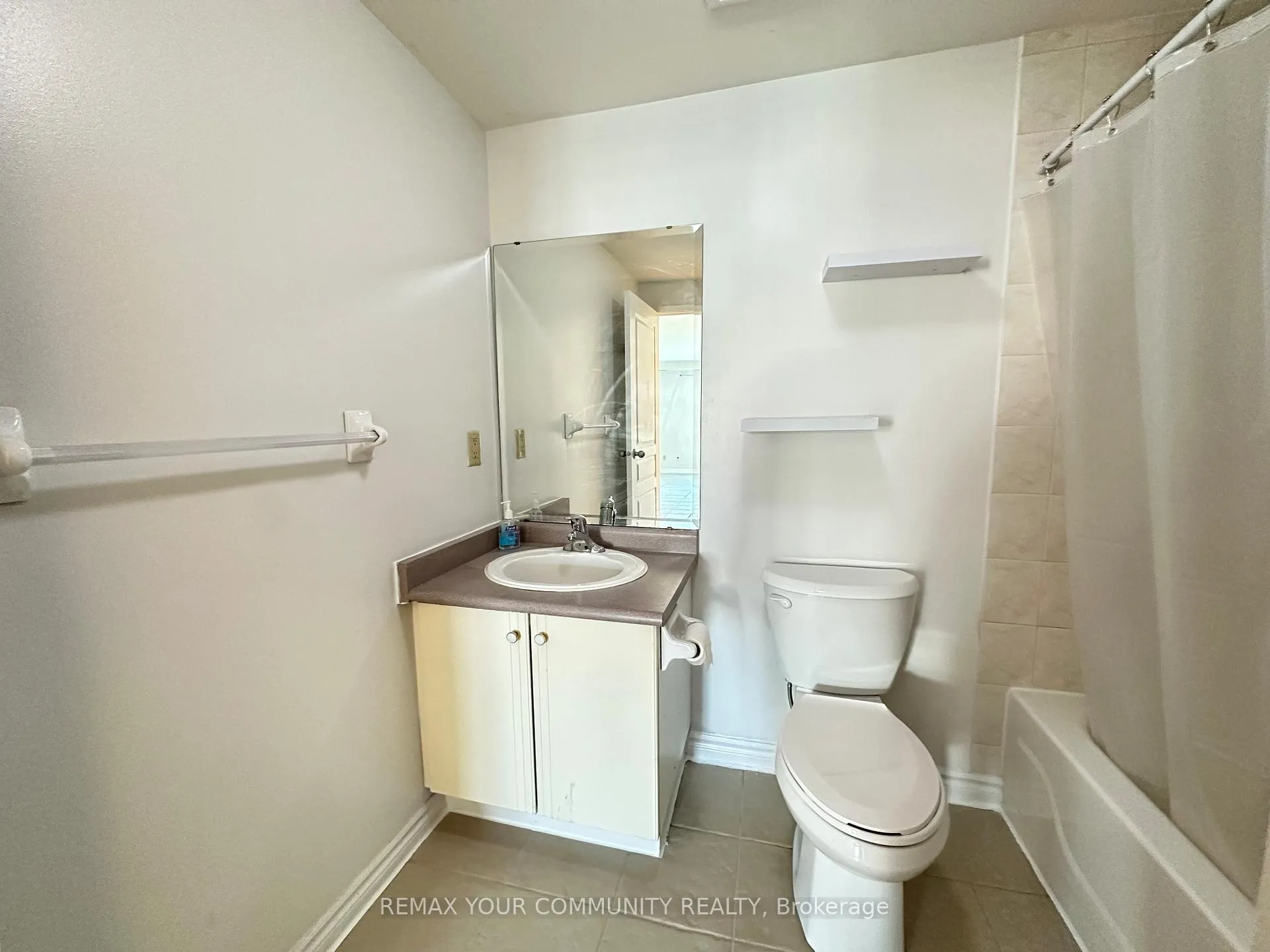 Photo 11 of Unit 201, 15207 Yonge Street, Aurora, Aurora Village — HOMEH