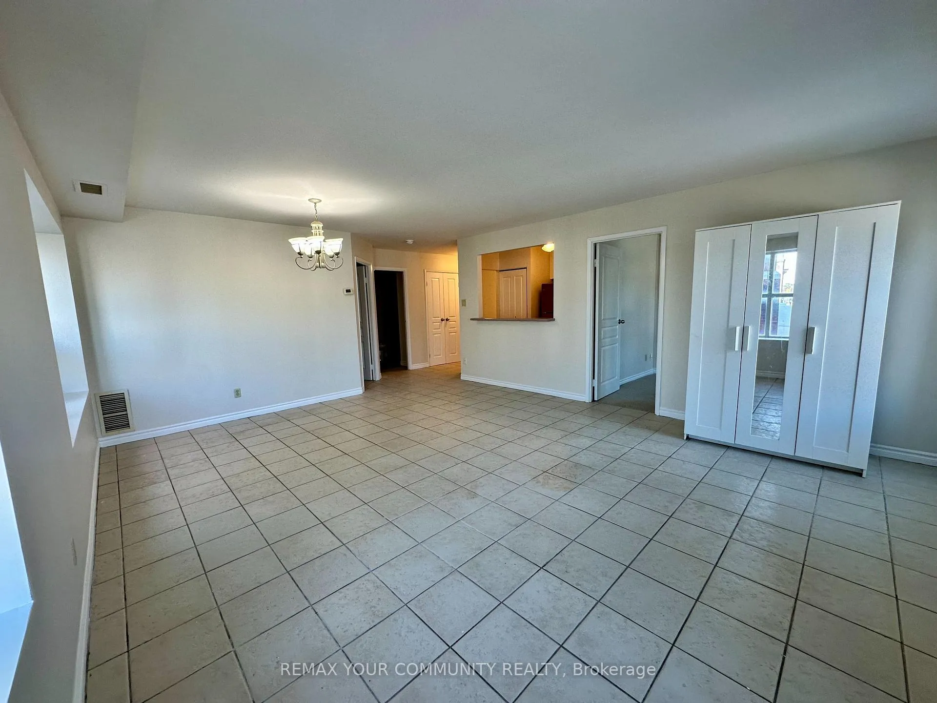 Photo 12 of Unit 201, 15207 Yonge Street, Aurora, Aurora Village — HOMEH