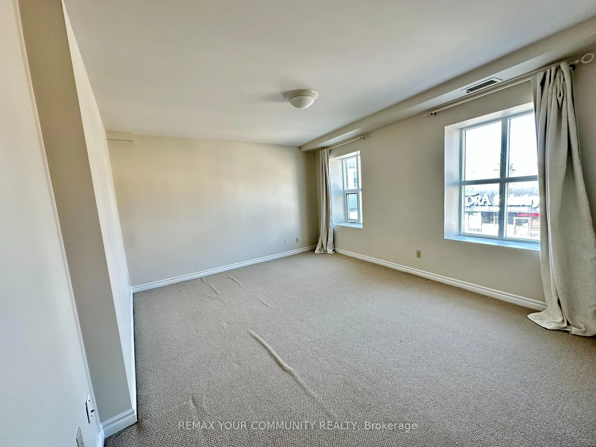 Photo 15 of Unit 201, 15207 Yonge Street, Aurora, Aurora Village — HOMEH