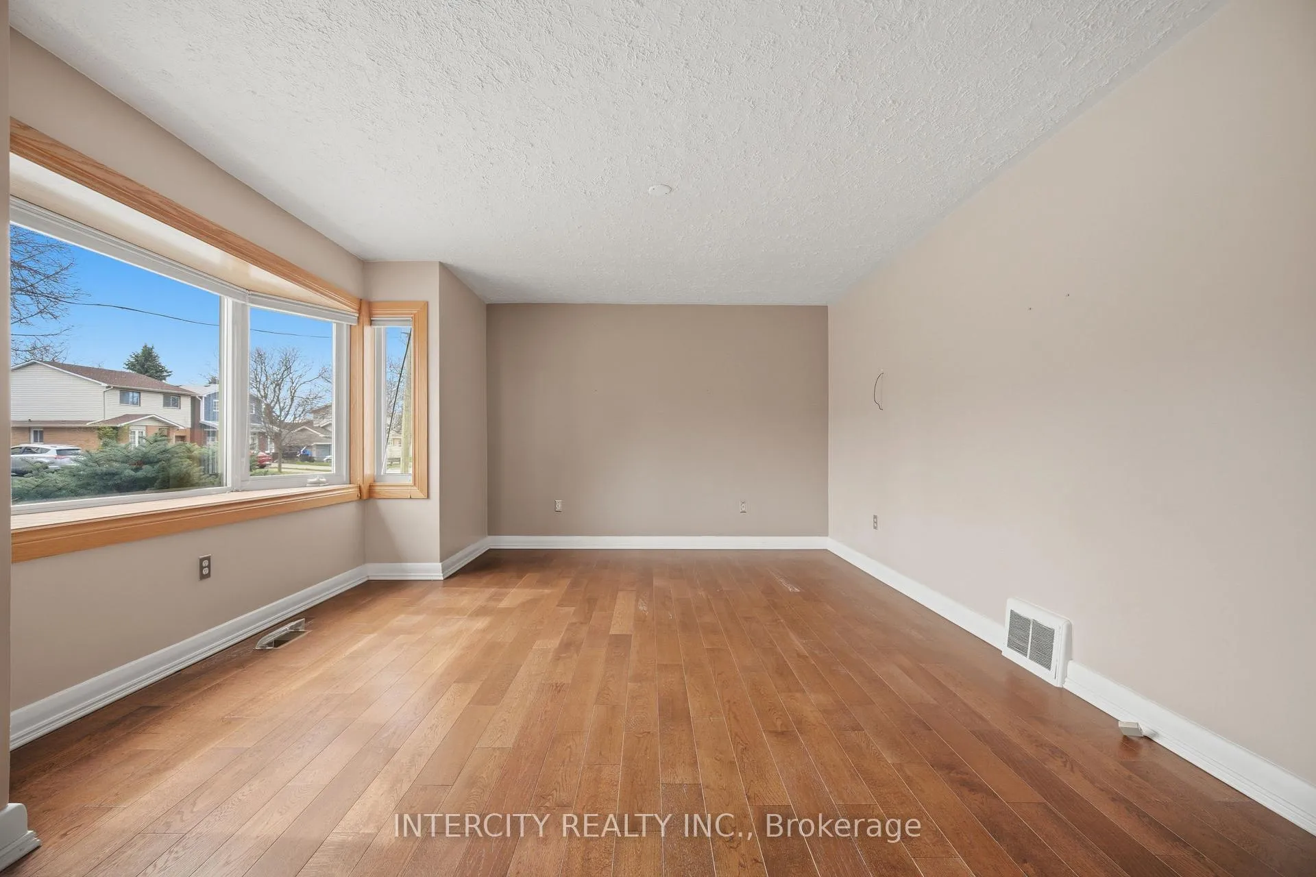 Photo 9 of 1A Sophia Street, Brampton, Brampton North — HOMEH