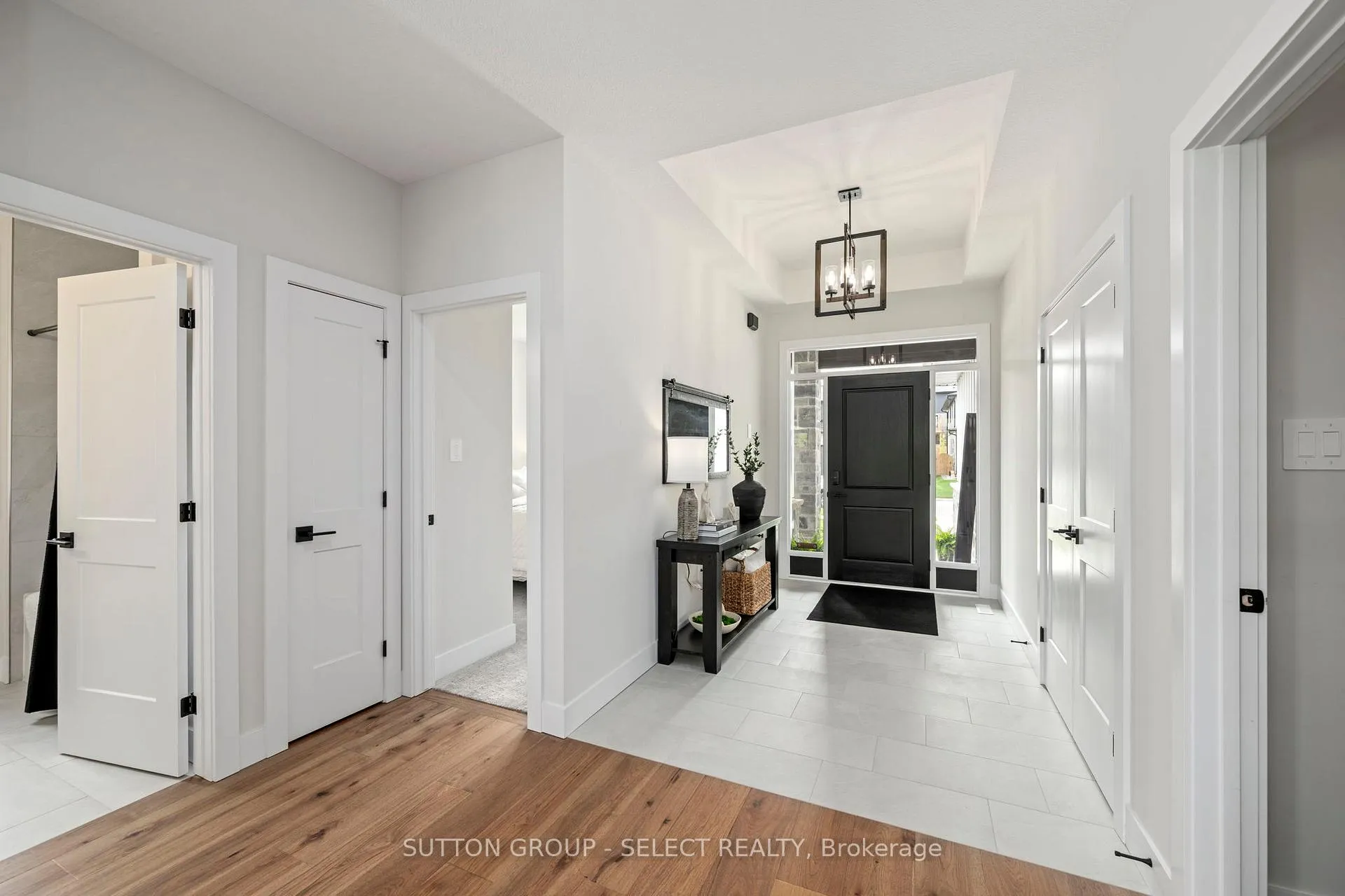 Photo 3 of 2222 Linkway Boulevard, London, South A — HOMEH