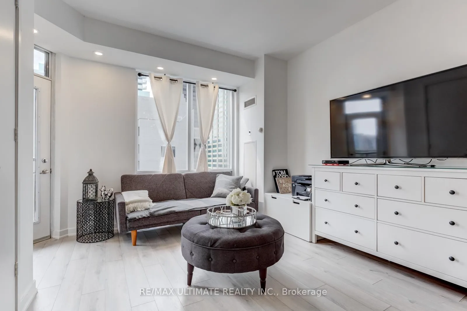 Photo 3 of Unit 1814, 85 Bloor Street E, Toronto, Church-Yonge Corridor — HOMEH