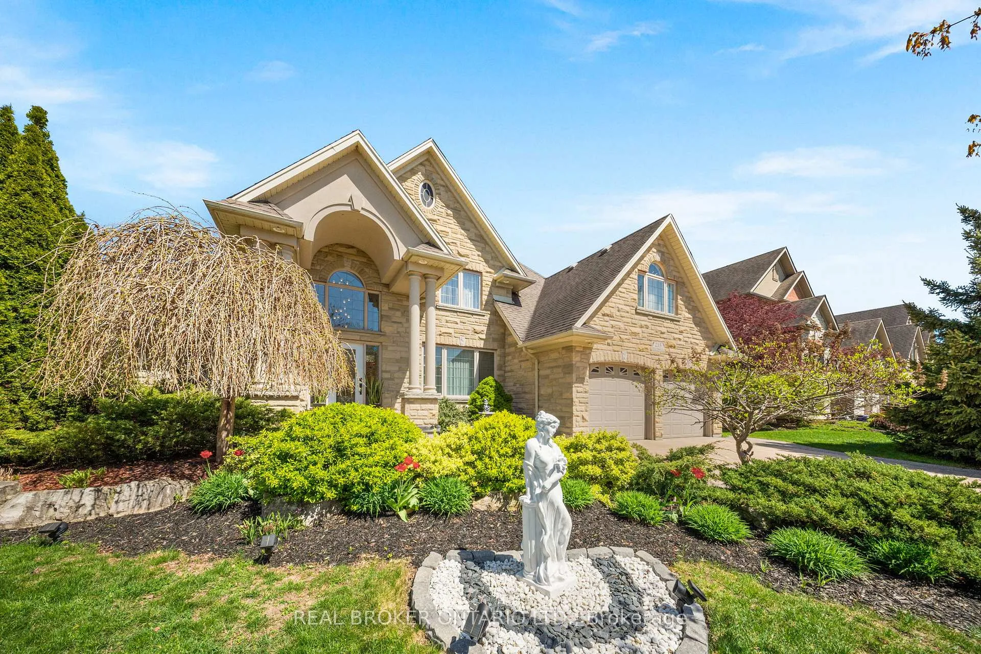 Photo 4 of 215 Black Maple Court, Kitchener — HOMEH