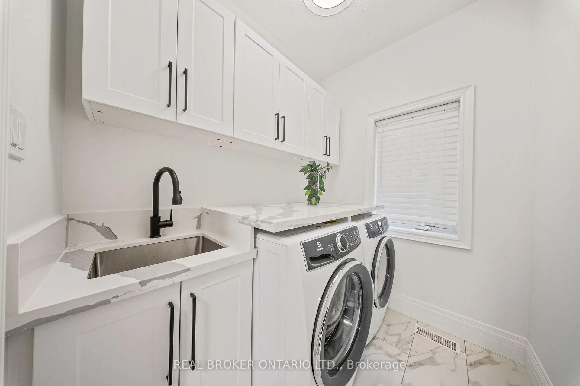 Photo 15 of 215 Black Maple Court, Kitchener — HOMEH