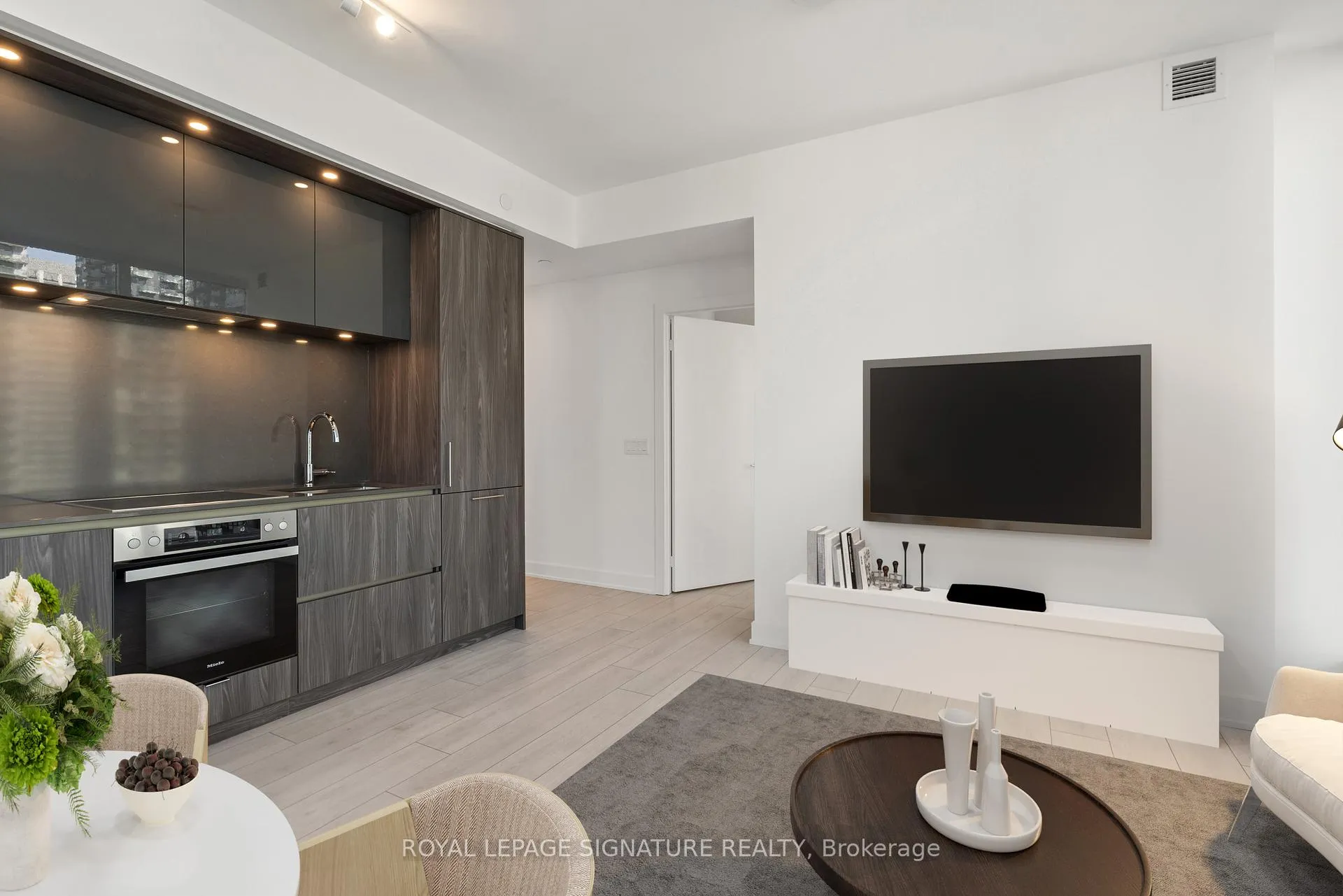 Front of Unit 2514, 35 Mercer Street