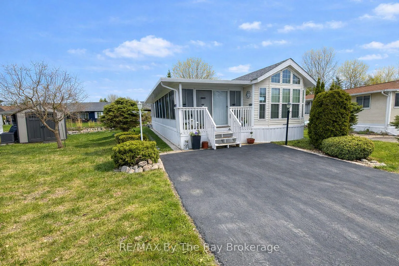 Photo 1 of 8 Huron Circle, Wasaga Beach — HOMEH