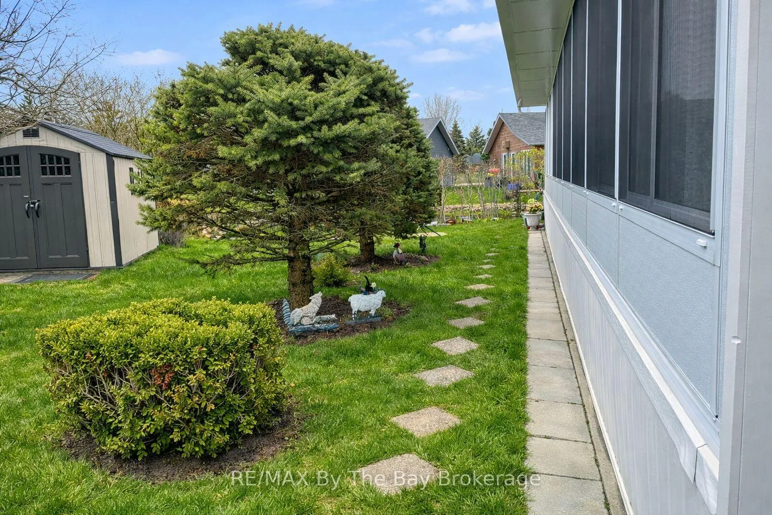 Photo 2 of 8 Huron Circle, Wasaga Beach — HOMEH