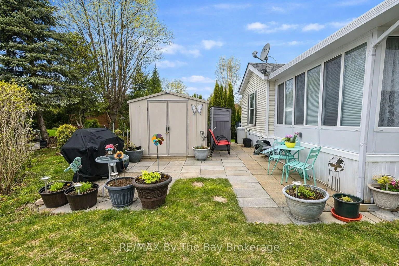 Photo 4 of 8 Huron Circle, Wasaga Beach — HOMEH