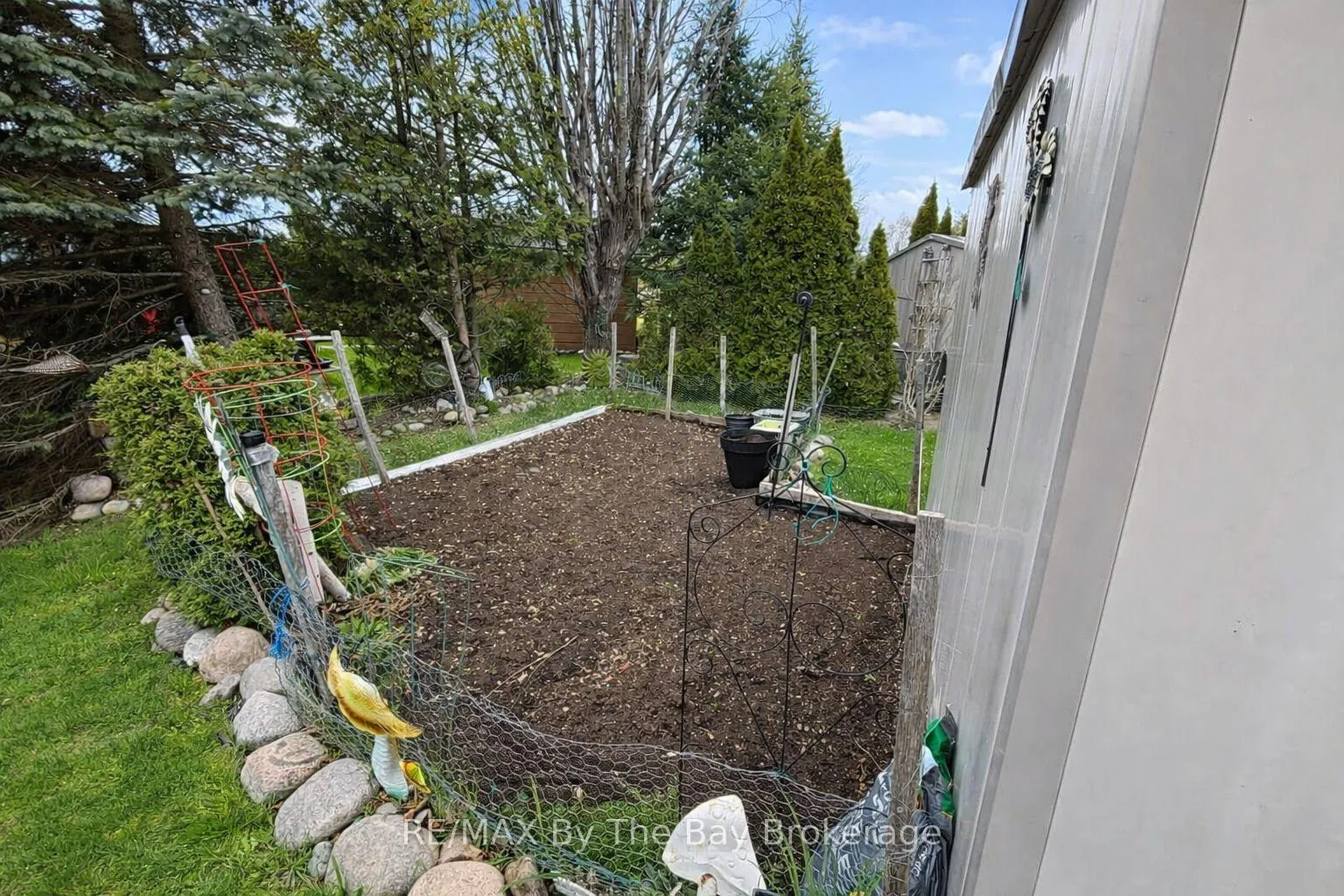 Photo 5 of 8 Huron Circle, Wasaga Beach — HOMEH