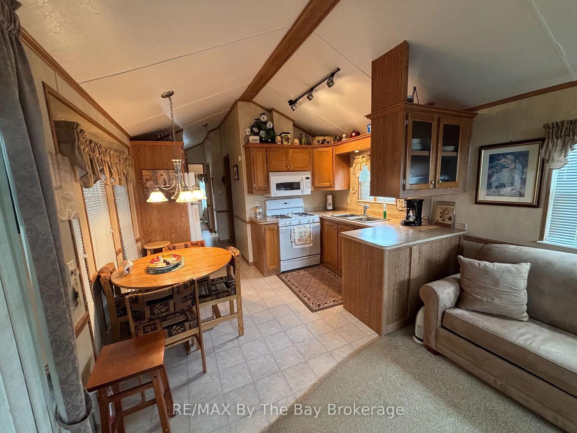 Photo 9 of 8 Huron Circle, Wasaga Beach — HOMEH