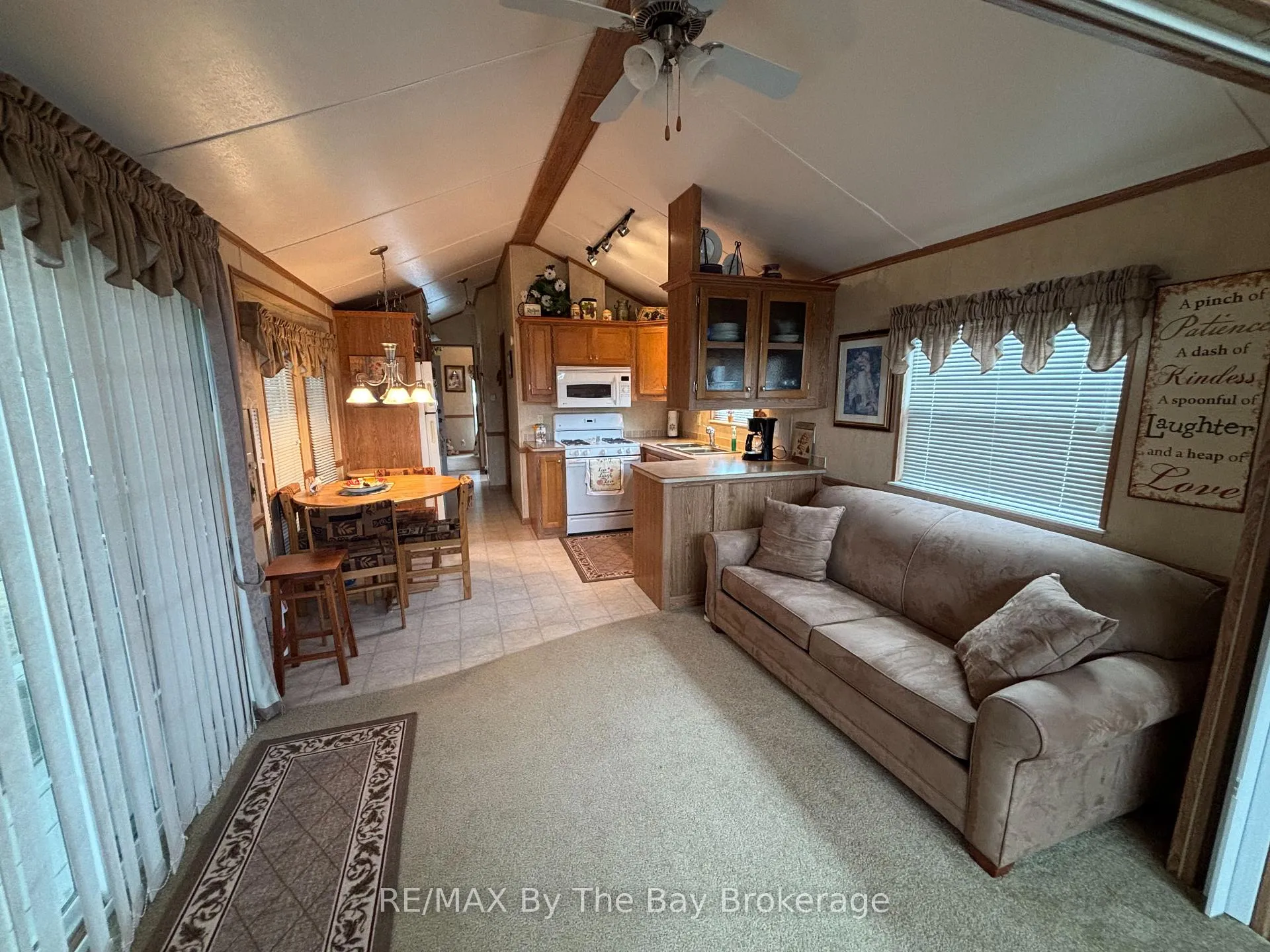 Photo 10 of 8 Huron Circle, Wasaga Beach — HOMEH