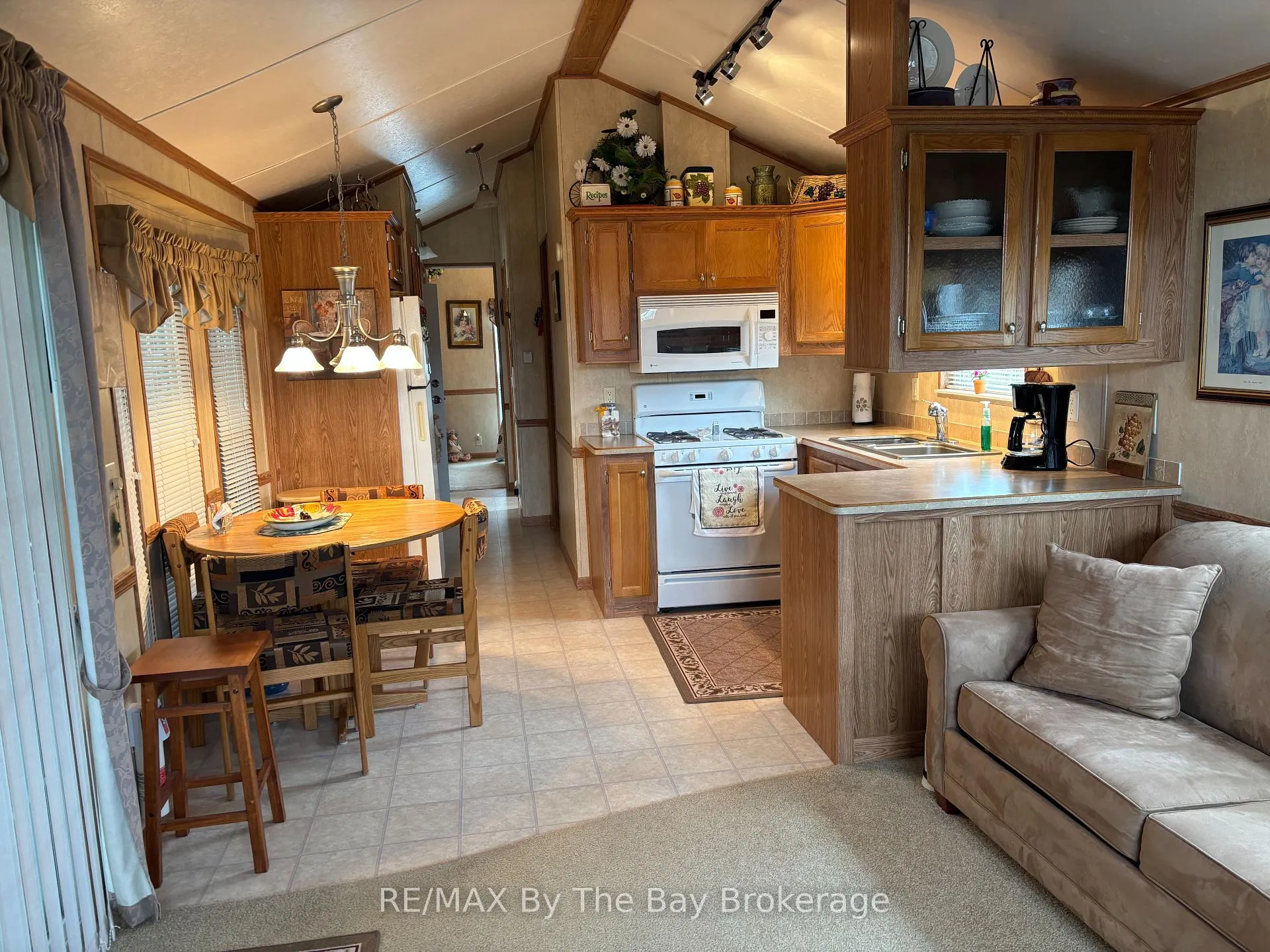 Photo 11 of 8 Huron Circle, Wasaga Beach — HOMEH
