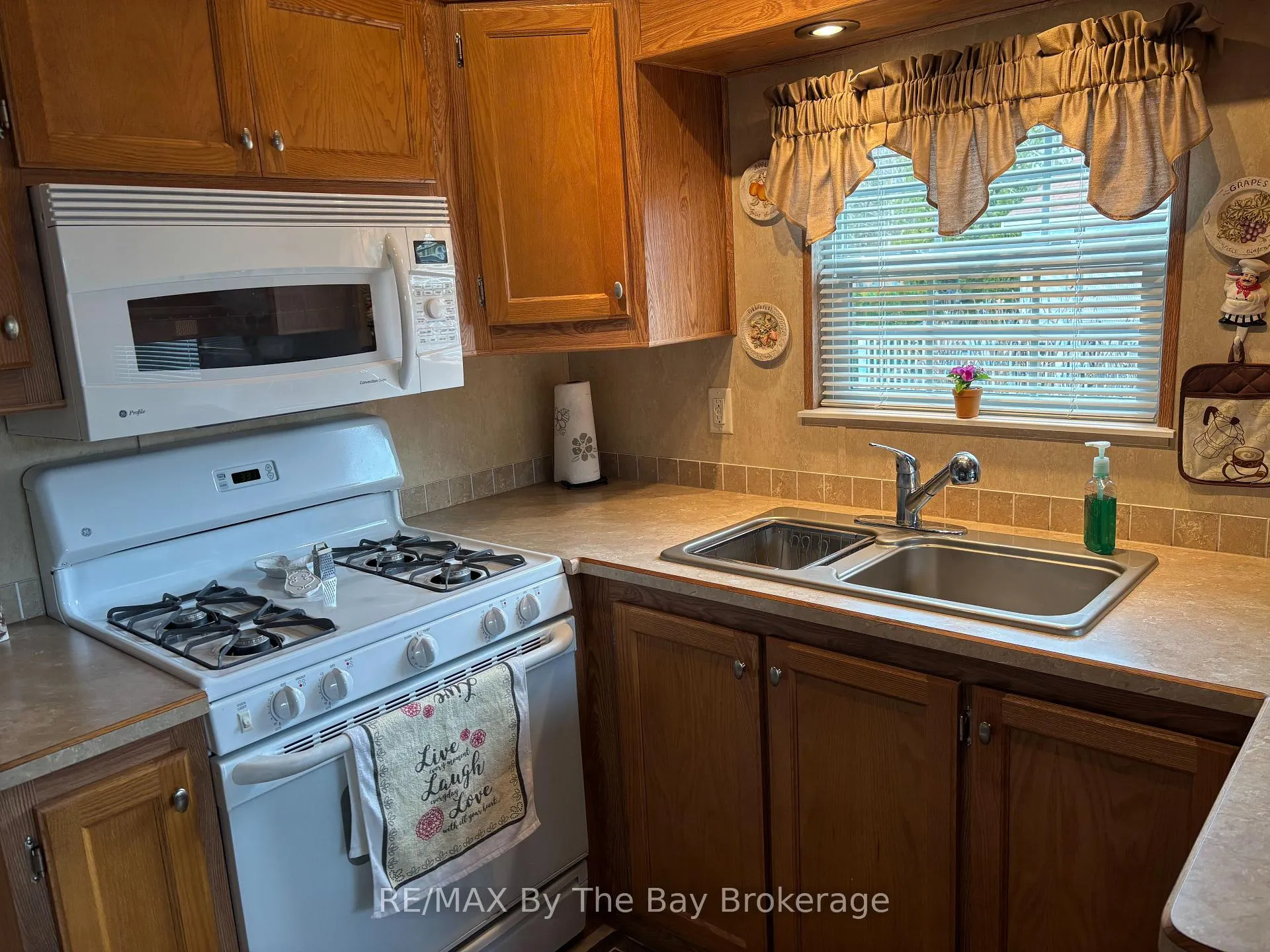 Photo 12 of 8 Huron Circle, Wasaga Beach — HOMEH