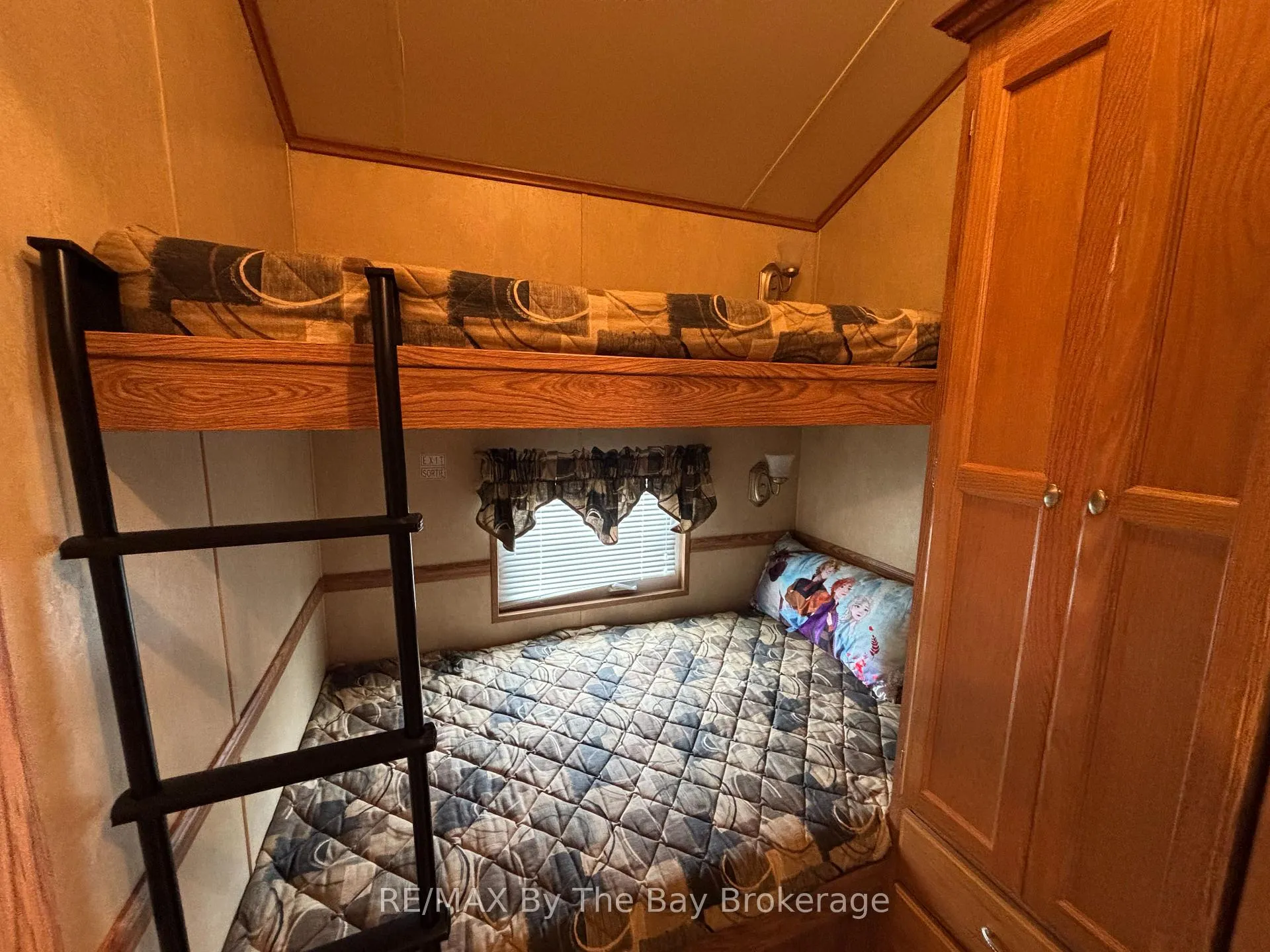 Photo 13 of 8 Huron Circle, Wasaga Beach — HOMEH