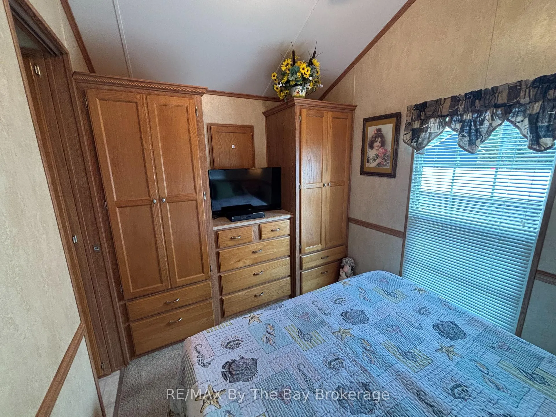 Photo 17 of 8 Huron Circle, Wasaga Beach — HOMEH