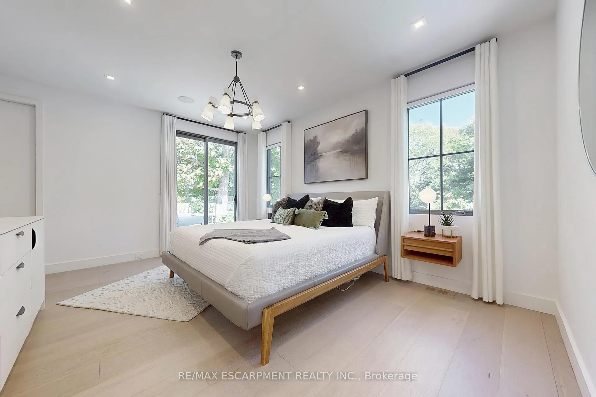 Photo 17 of 977 Gorton Avenue, Burlington, Bayview — HOMEH