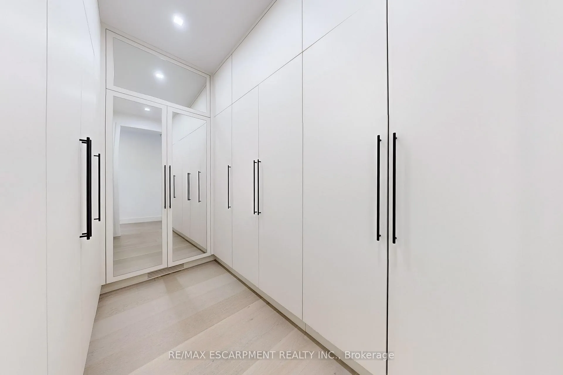 Photo 20 of 977 Gorton Avenue, Burlington, Bayview — HOMEH