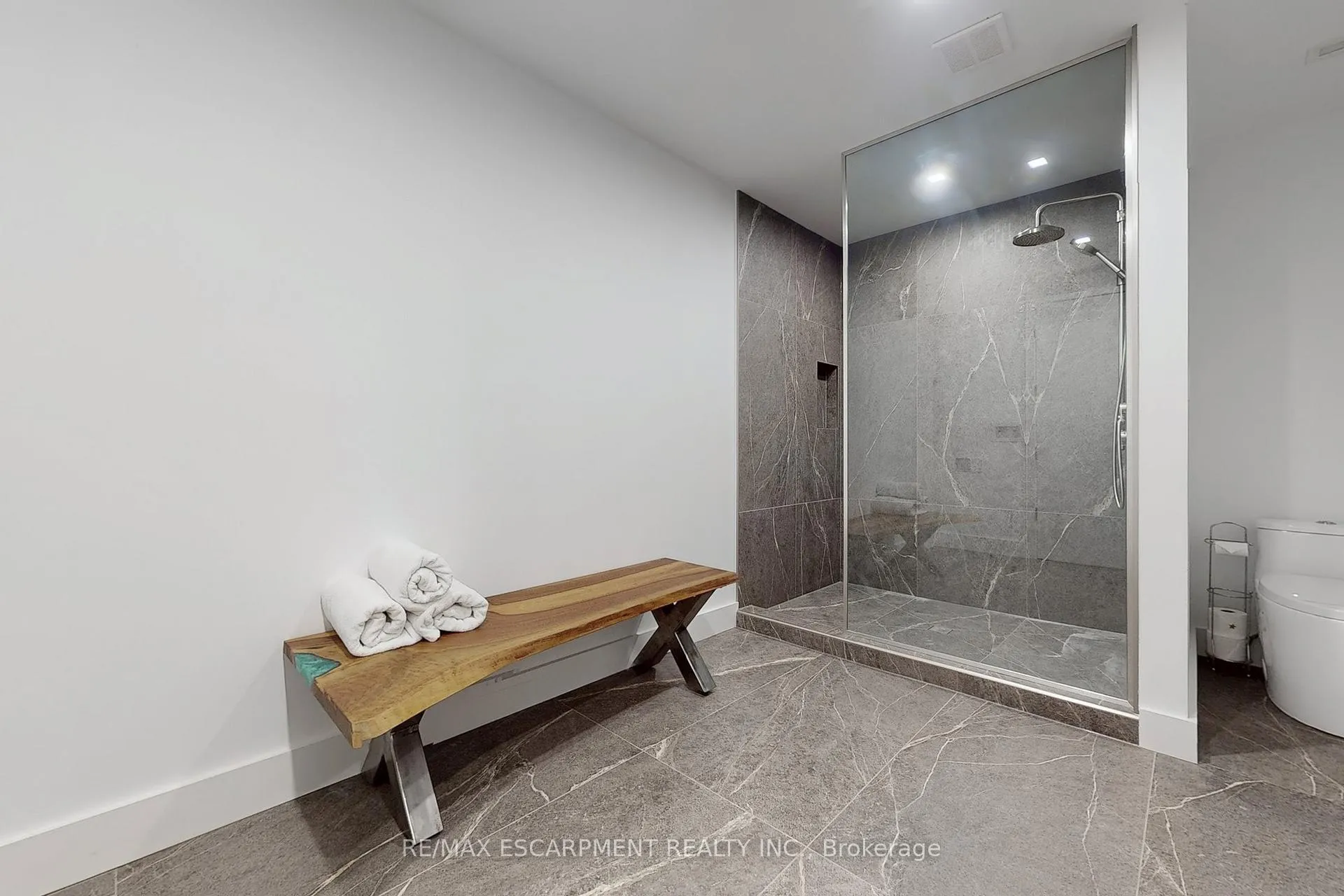 Photo 38 of 977 Gorton Avenue, Burlington, Bayview — HOMEH