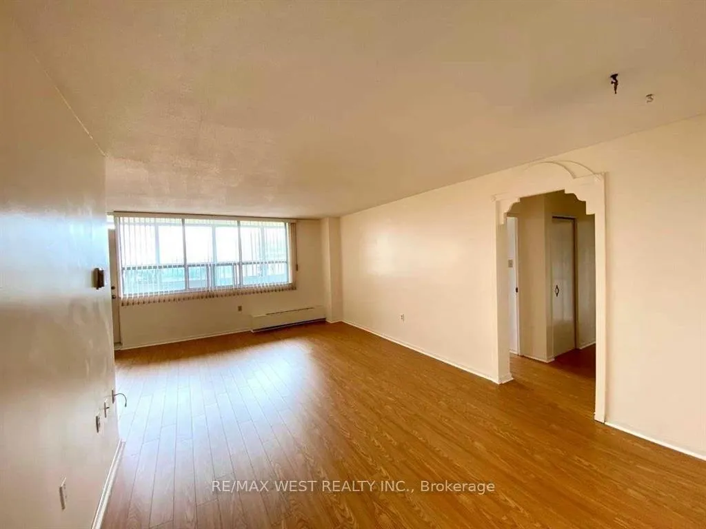 Photo 4 of Unit 905, 130 Neptune Drive, Toronto, Englemount-Lawrence — HOMEH