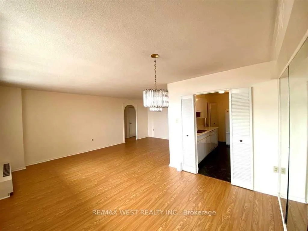 Photo 5 of Unit 905, 130 Neptune Drive, Toronto, Englemount-Lawrence — HOMEH