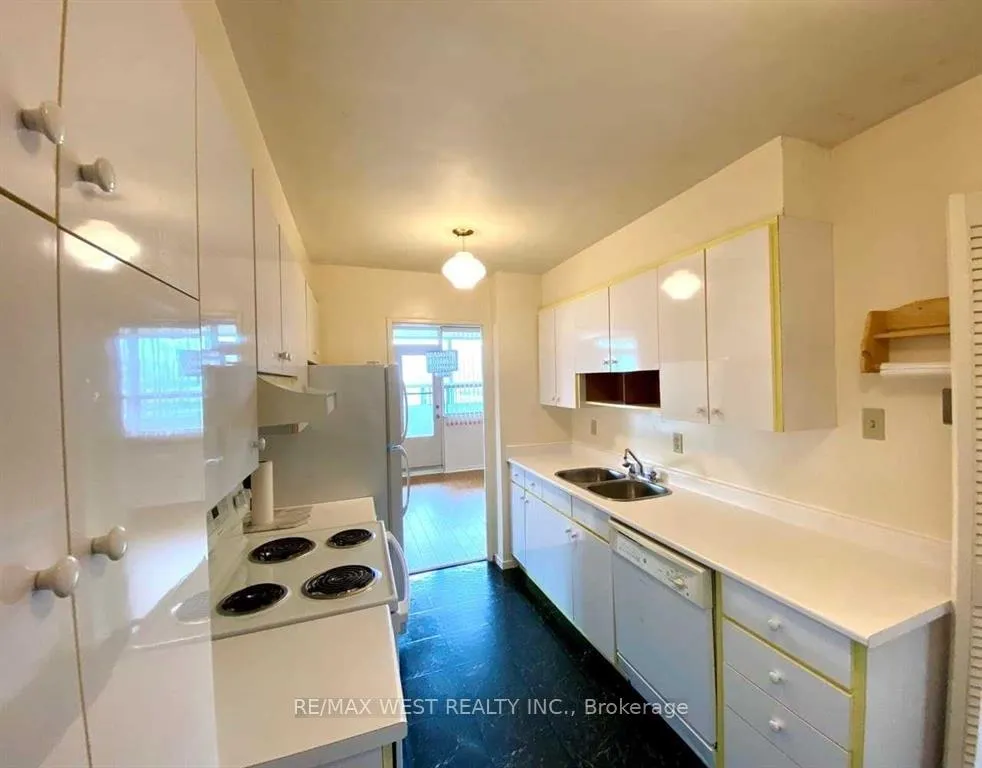Photo 8 of Unit 905, 130 Neptune Drive, Toronto, Englemount-Lawrence — HOMEH