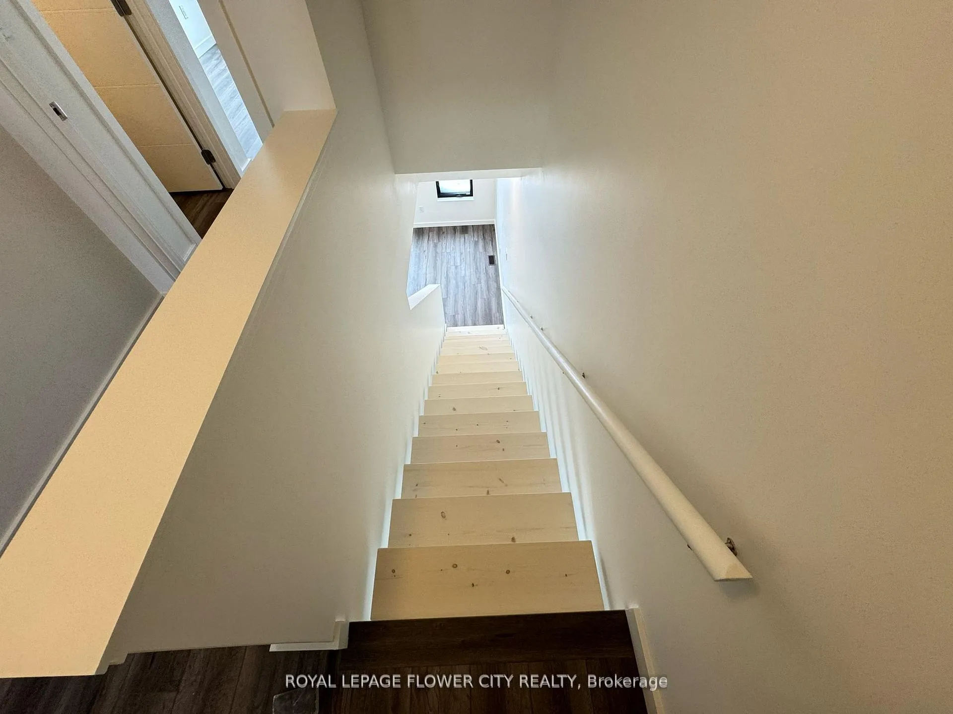 Photo 3 of 9 Rainwater Lane, Barrie, Holly — HOMEH