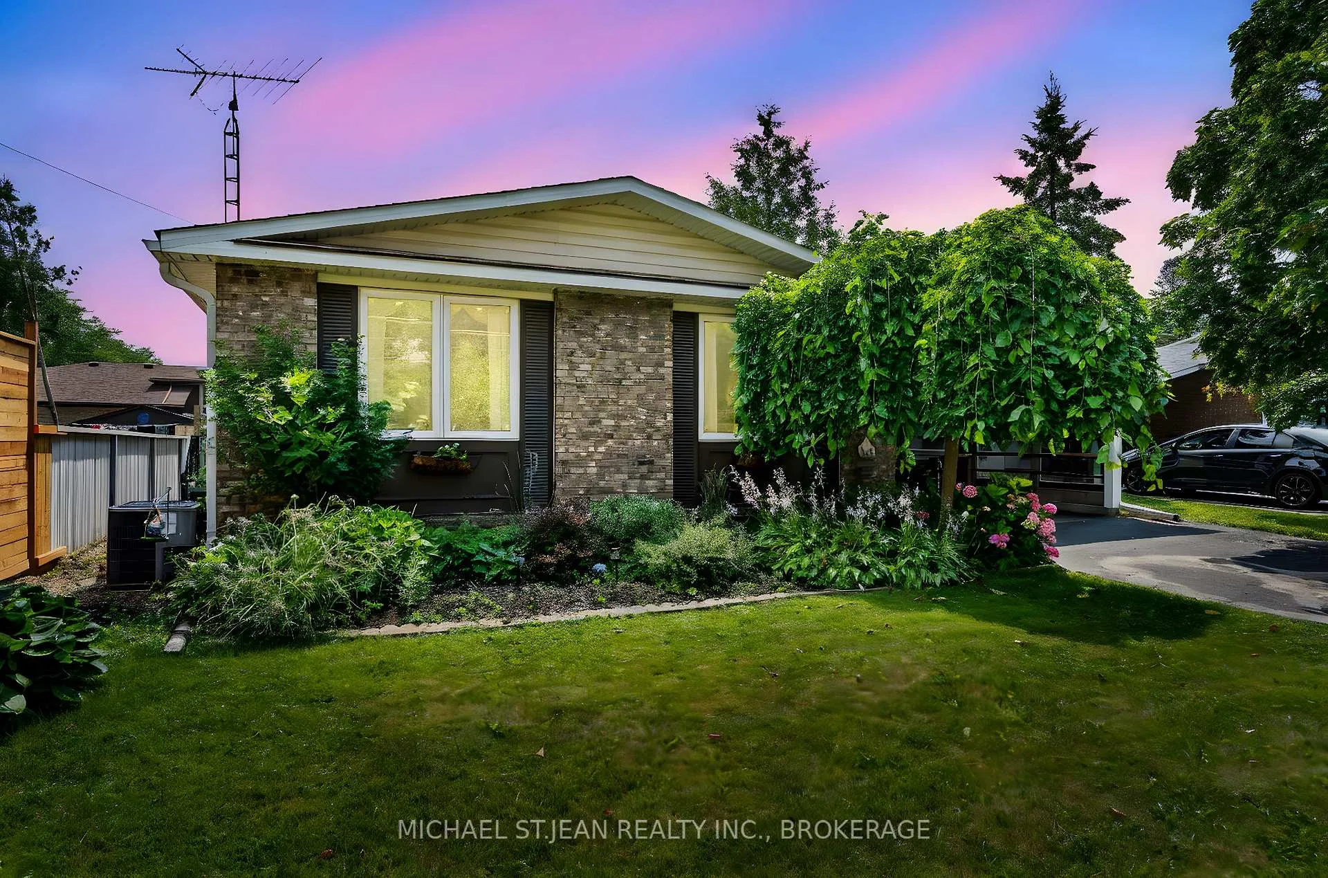 Photo 2 of 8164 Catalina Street, Niagara Falls, West Wood — HOMEH