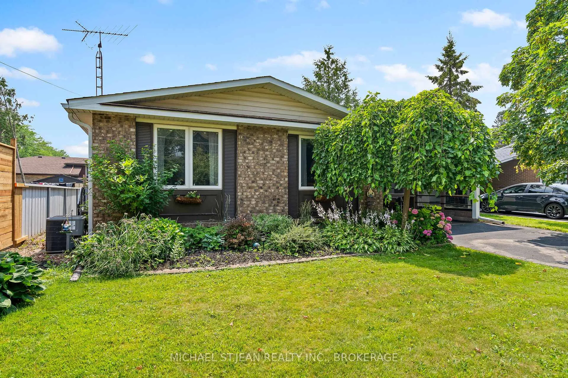 Photo 5 of 8164 Catalina Street, Niagara Falls, West Wood — HOMEH