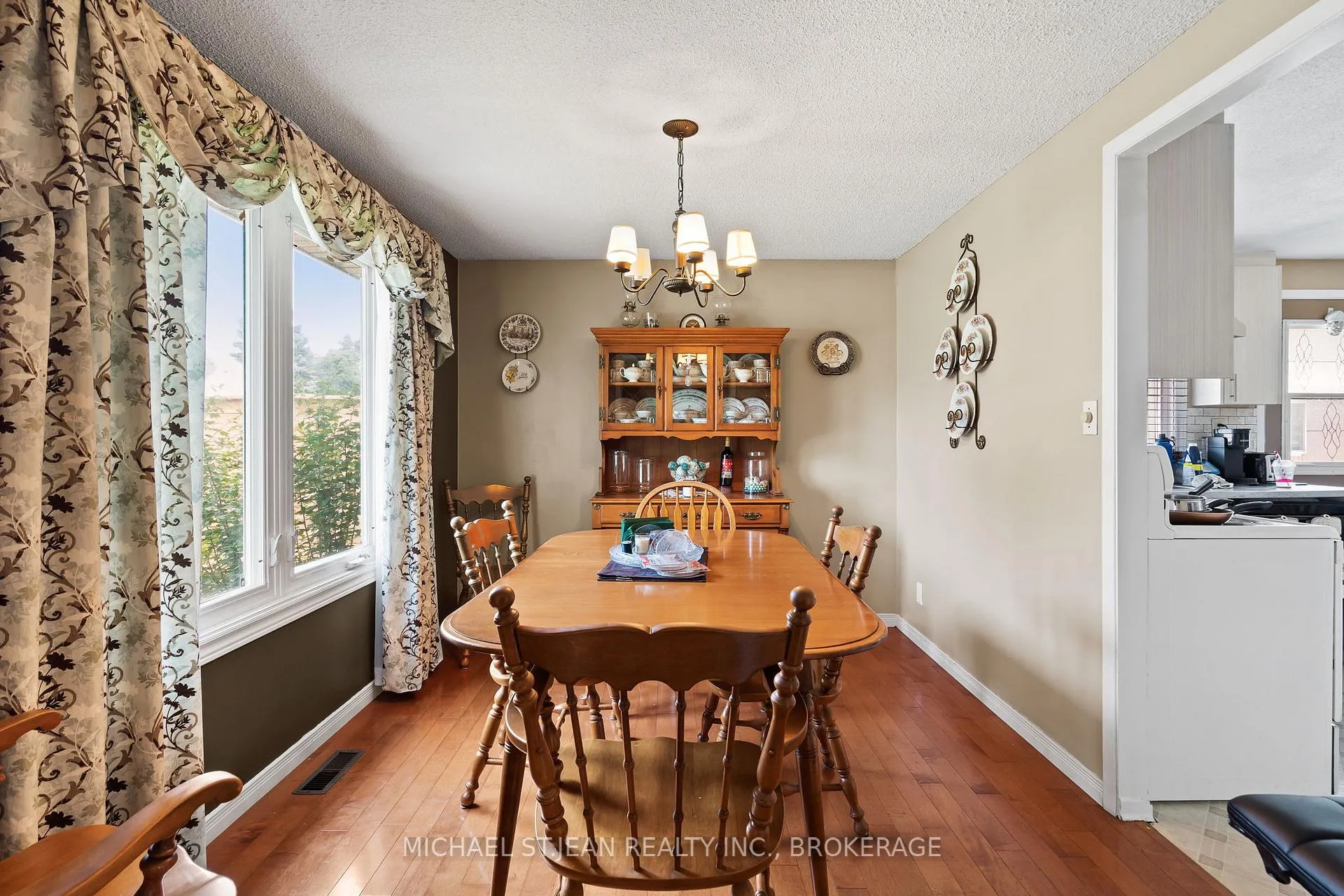 Photo 8 of 8164 Catalina Street, Niagara Falls, West Wood — HOMEH