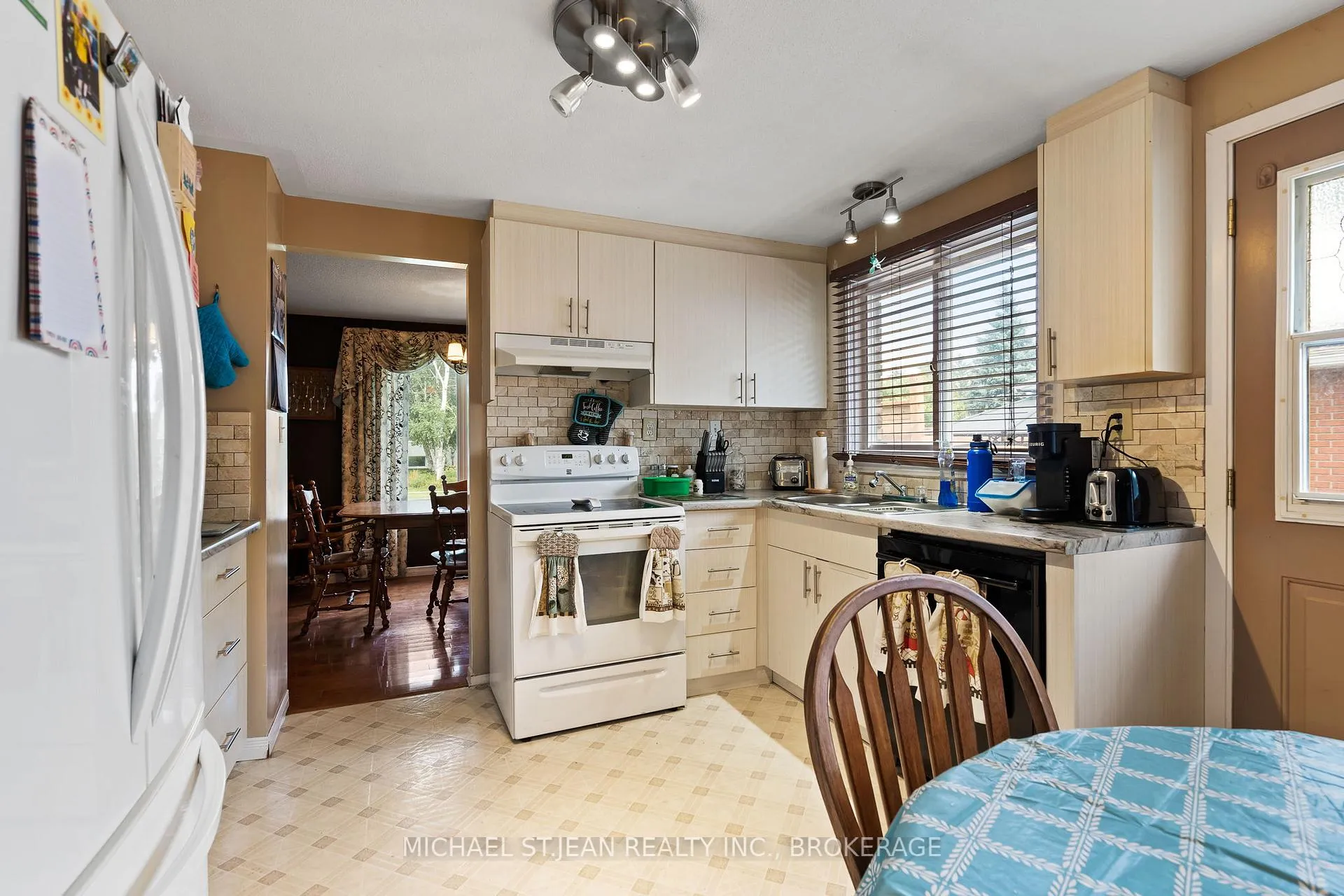 Photo 10 of 8164 Catalina Street, Niagara Falls, West Wood — HOMEH
