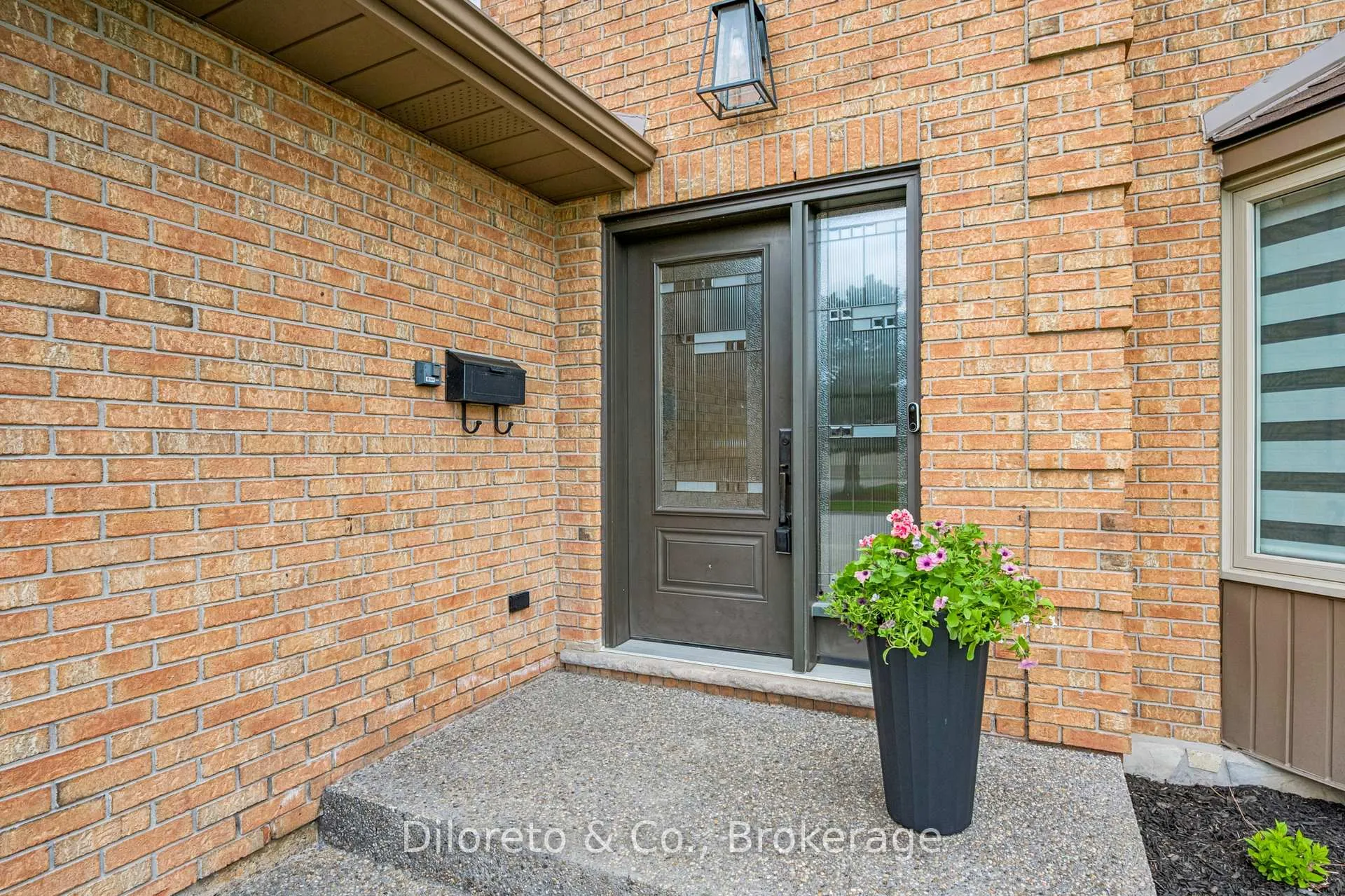 Photo 4 of 23 Old Colony Trail, Guelph, Kortright Hills — HOMEH