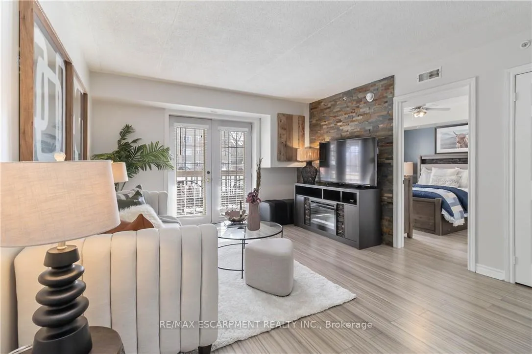 Photo 4 of Unit 110, 4015 Kilmer Drive, Burlington, Tansley — HOMEH