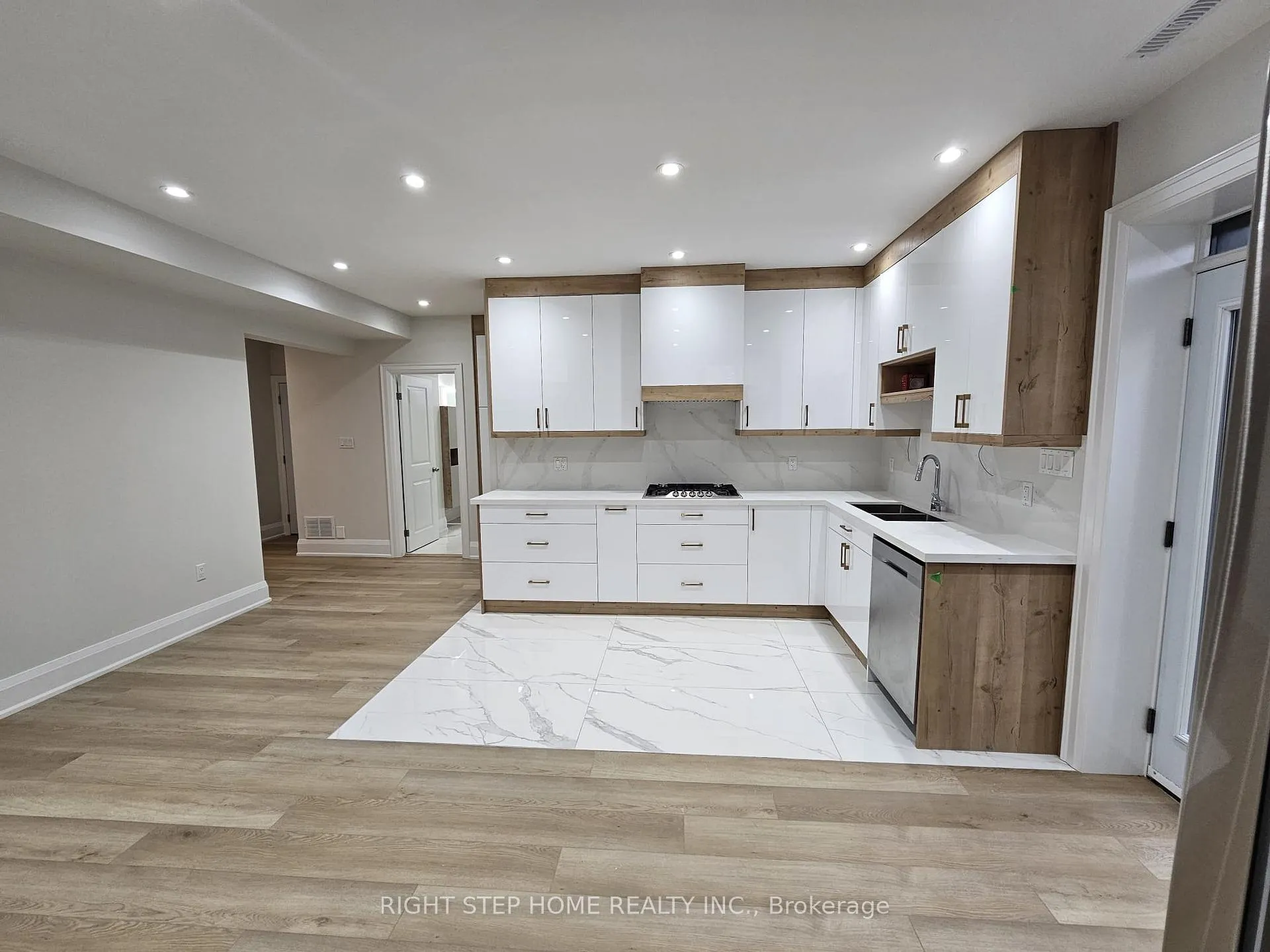 Photo 2 of 41 Sugarbush Square E, Scarborough, Highland Creek — HOMEH